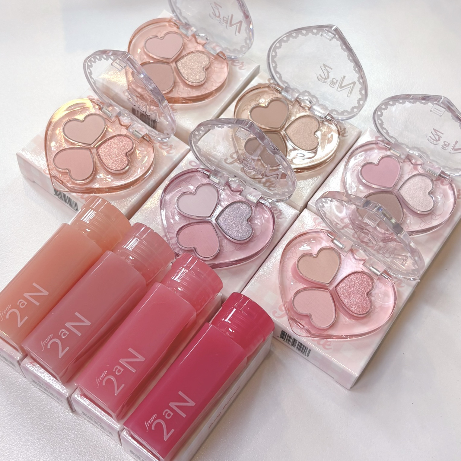 ♡.*･ﾟ┈┈┈┈┈┈┈┈┈┈┈┈┈┈┈ﾟ･*.♡

2aN

今日発売のセブン限定のアイシャドウ全色と
ティントは限定カラーのスウォッチ໒꒱️🫧

🩷ラブクローバーパレット
01ピンクブルーム
02バニラクリーム
03コットンピンク
