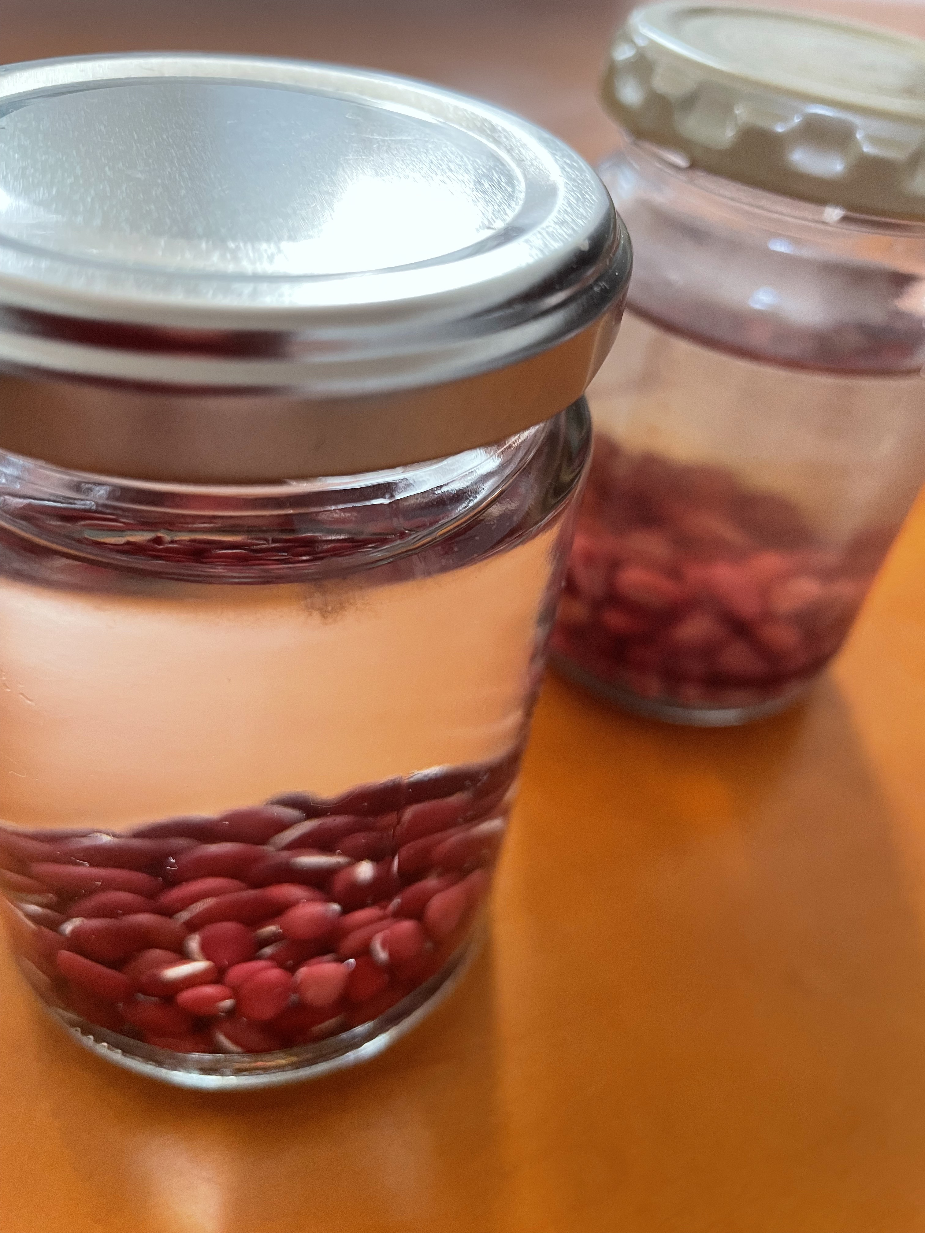 美肌への道

小豆ご飯について

このように一回使う分ずつ
水で戻しておきます。

一日でふっくら戻ります。

あとは炊飯の時に入れて炊けば良いです。
水は小豆の線と同じだけ
加えれば大丈夫です。

画像手前は浸水したて
奥はしっかり戻った