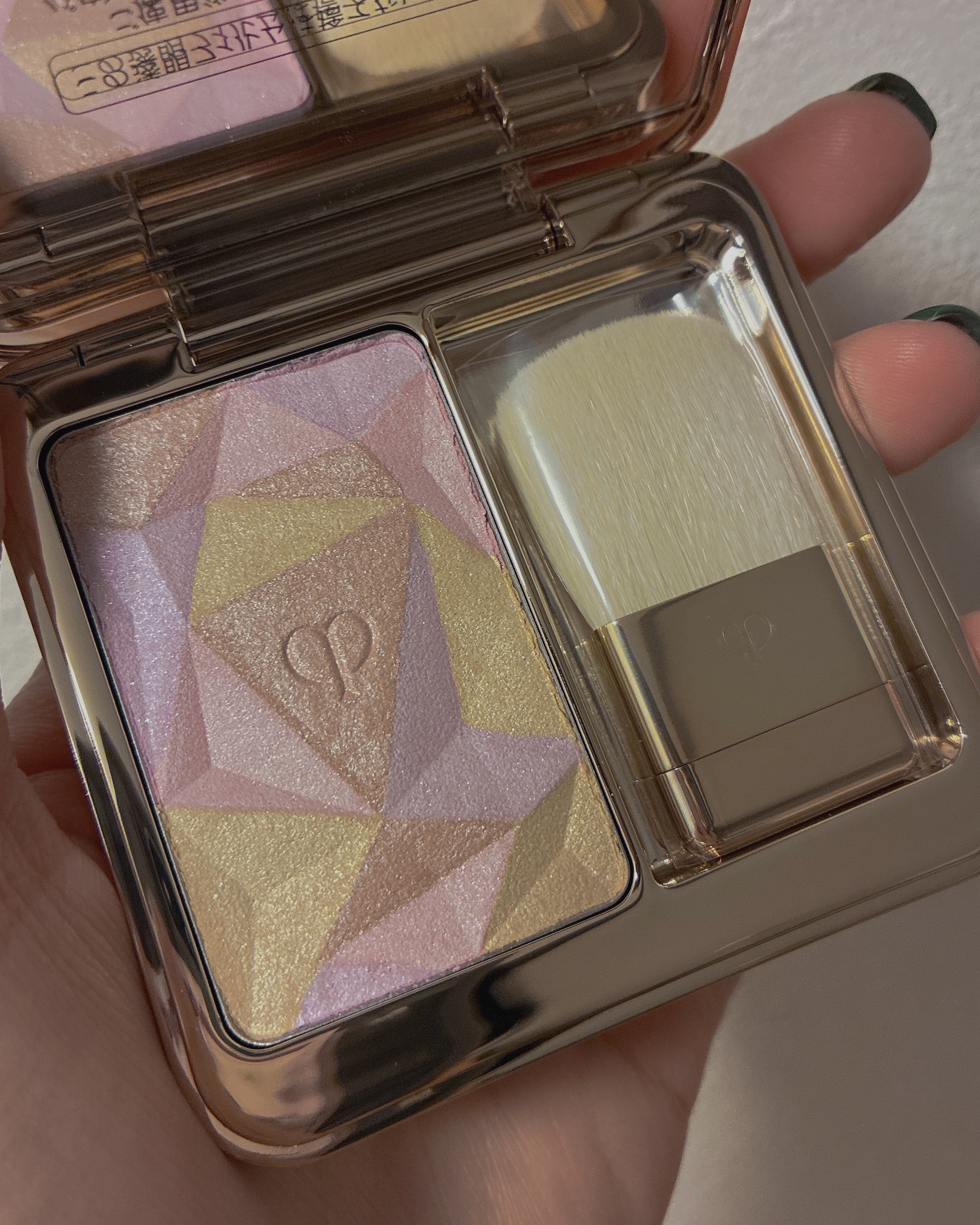 ル・レオスールデクラ  110　Radiant Peafowl/クレ・ド・ポー ボーテ/パウダーハイライトを使ったクチコミ（2枚目）