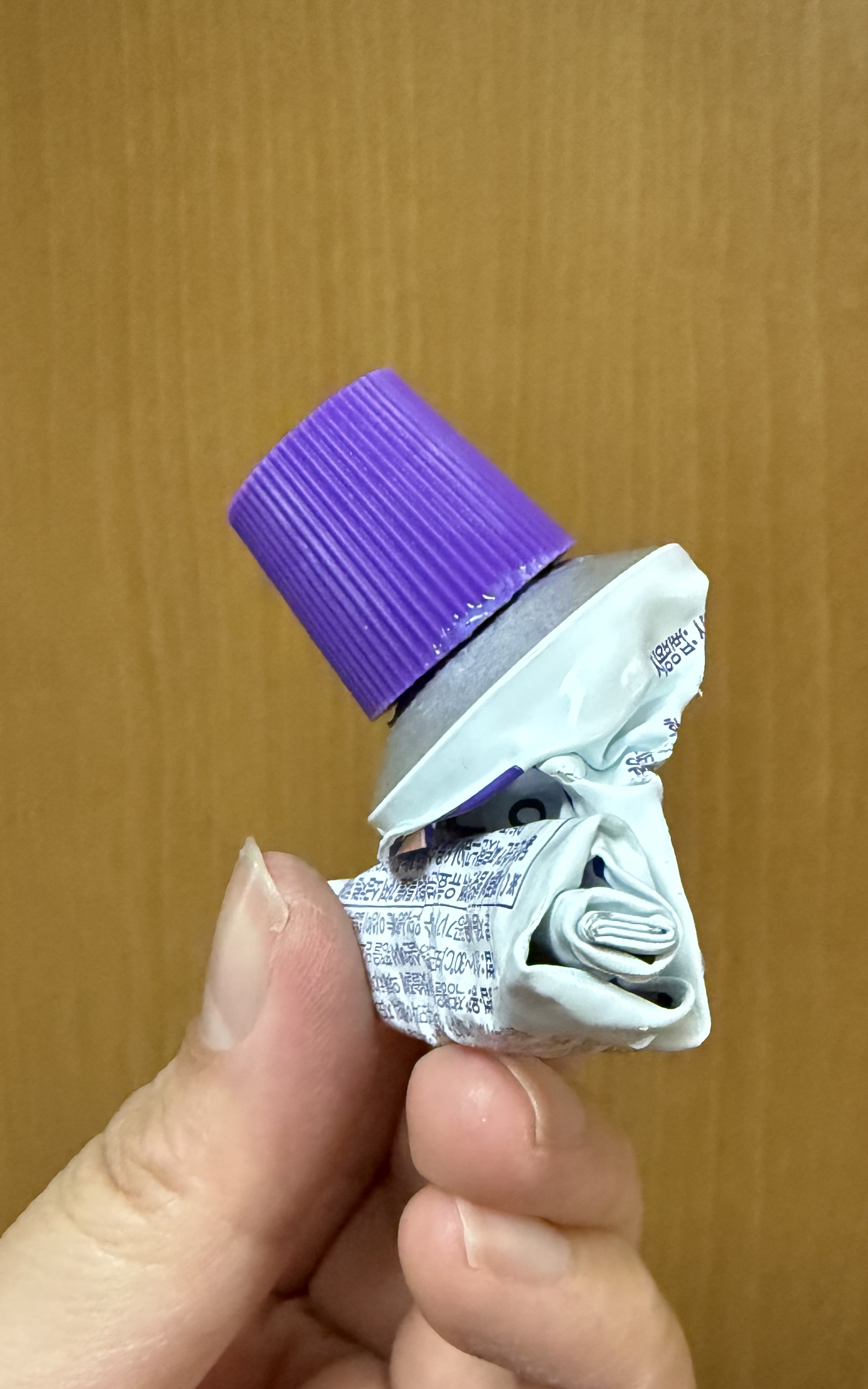 使い切り！

EUTHYMOL
ホワイトニングパープルコレクター歯磨き粉


アルミチューブに入った歯磨き粉。
中々容器が固くて丸めにくく
最後まで綺麗に使うのは大変だった🤔
公式とかでは、このアルミチューブを綺麗に巻く(？)

スクイー