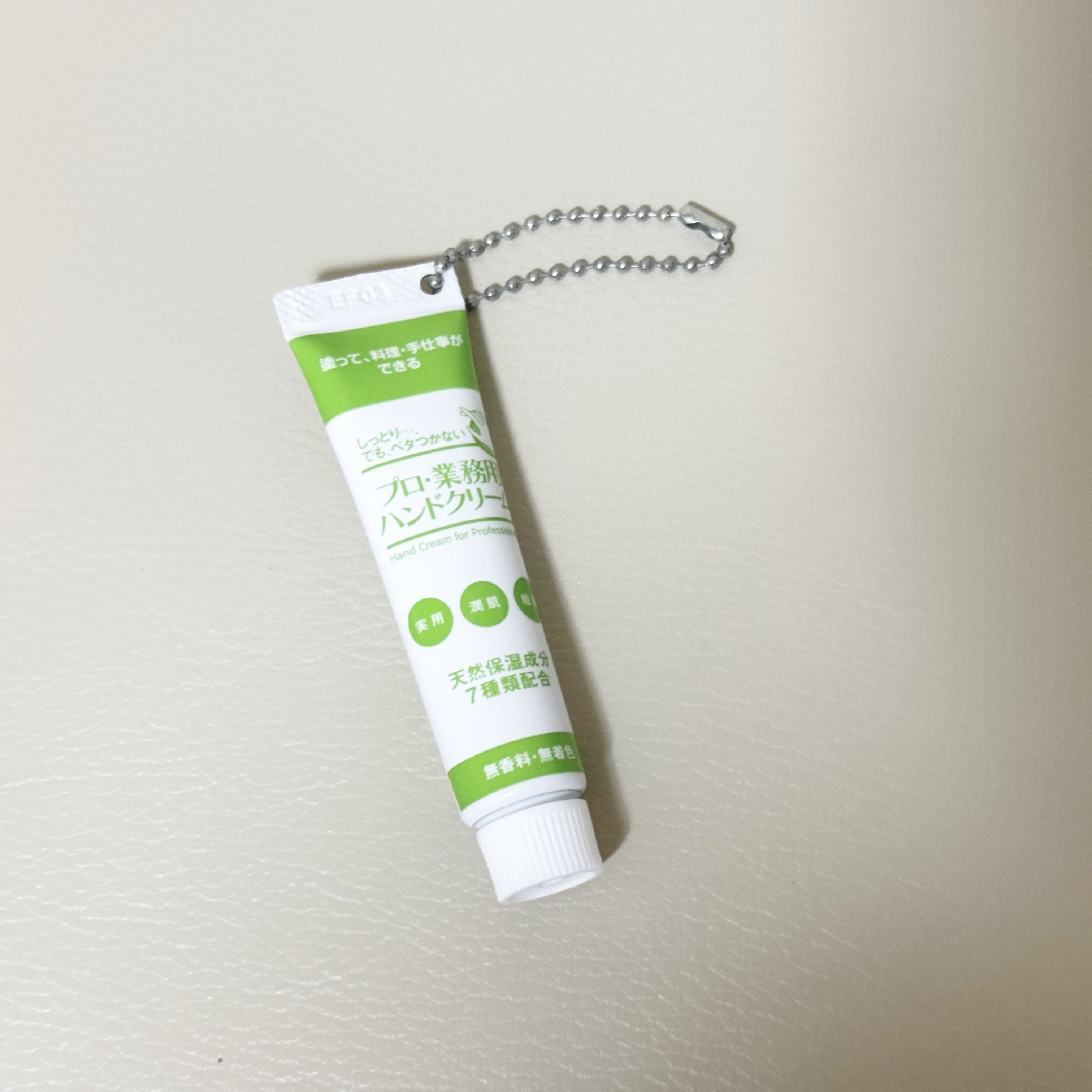 プロ・業務用
プロ・業務用 ハンドクリーム 無香料


イベントでミニサイズをいただいたので、使ってみましたー！

白いこっくりしたクリームで、伸びもなじみもよく、しっとりした使い心地です。

香りもなく、べたつきもないので、使い勝手がいい