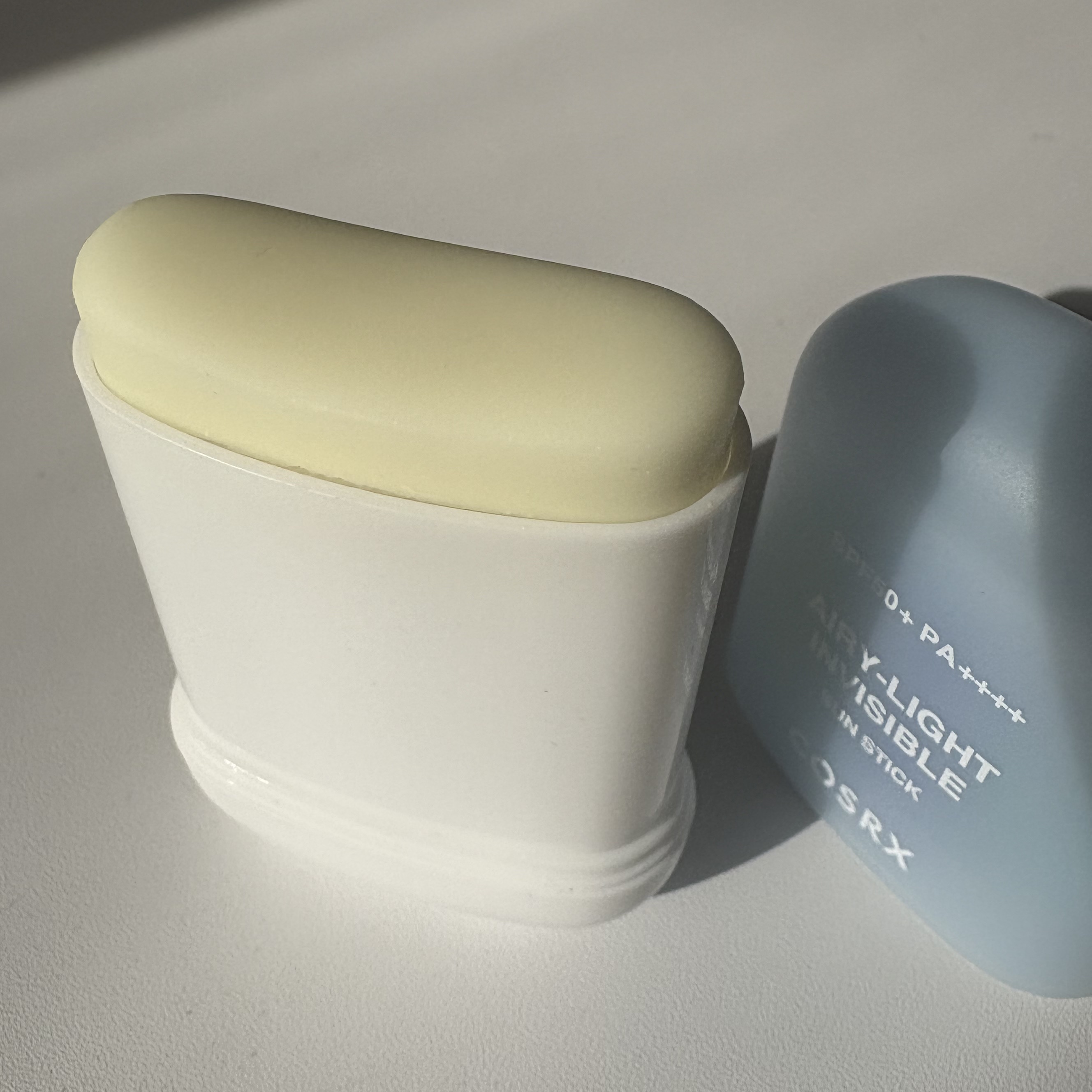 COSRXエアリーライト 透明UVスティック¥2,530

無香料で手が汚れないのが良かったです！
ペタペタはしないけど超サラサラって感じでもなくて使いやすかった。黒いものにはたまに付く。
少し硬めなので顔には不向きかな。

でも顔用の日焼