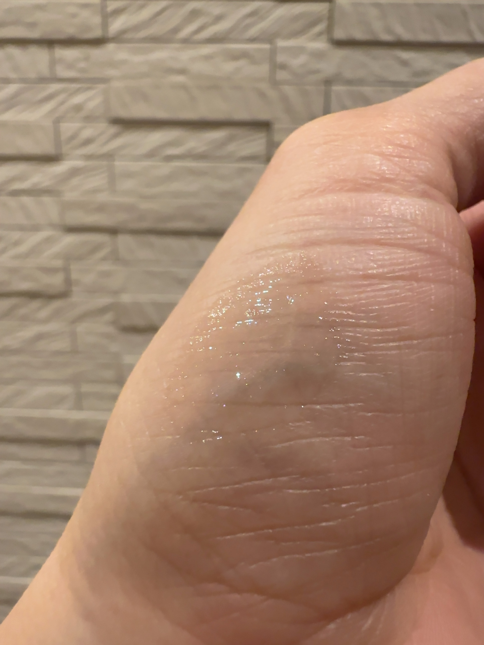 センシュアル ホリデー リップ オイル/HERA/リップグロスを使ったクチコミ（2枚目）