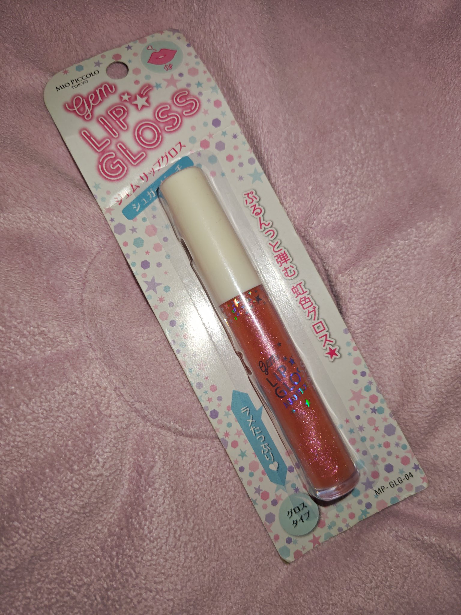 でてきたでてきた！まだまだあるよ！百均化石コスメ！
こちらはセリアで購入した、MP ジェム リップグロス04シュガーピーチのレビューです。
クリスマスデートに可愛い色味です。
つけた感じはほとんど色がなく、ラメがチラチラしています。ネットリ