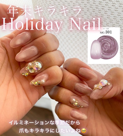 ビューティーワールド ポリジェリカベースジェルのクチコミ「年末だからいつもよりキラキラゴージャスにしたくて、
一発で可愛くなるマグネットをベースにスワロ.....」(1枚目)