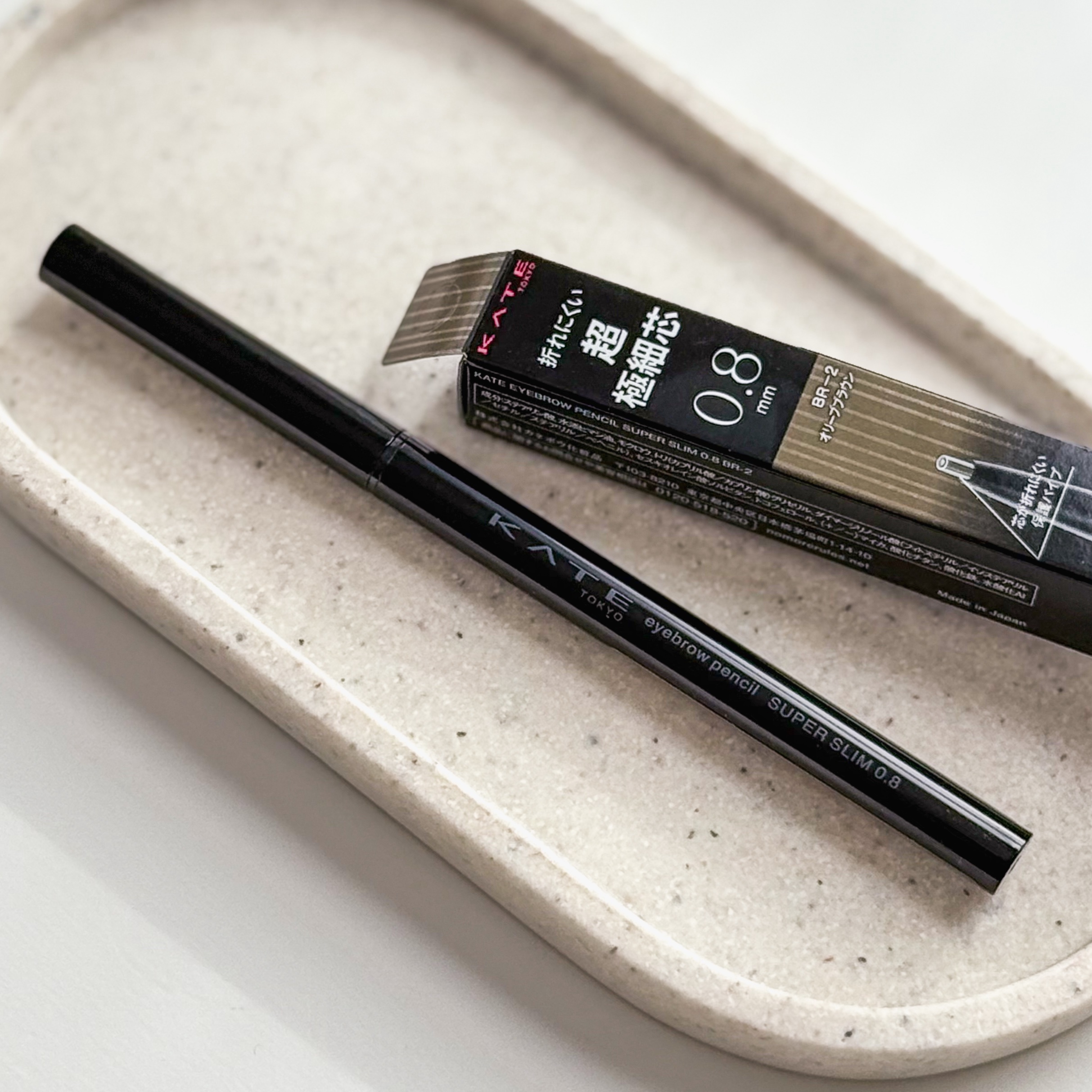 【KATE】
アイブロウペンシル スーパースリム0.8
BR-2 オリーブブラウン

0.8mmの超極細芯で、
本物の“毛”みたいに描けるアイブロウ！
芯を守るパイプが動くから折れにくく、
シャーペン感覚でスイスイ描けるのが好き☺️

眉全