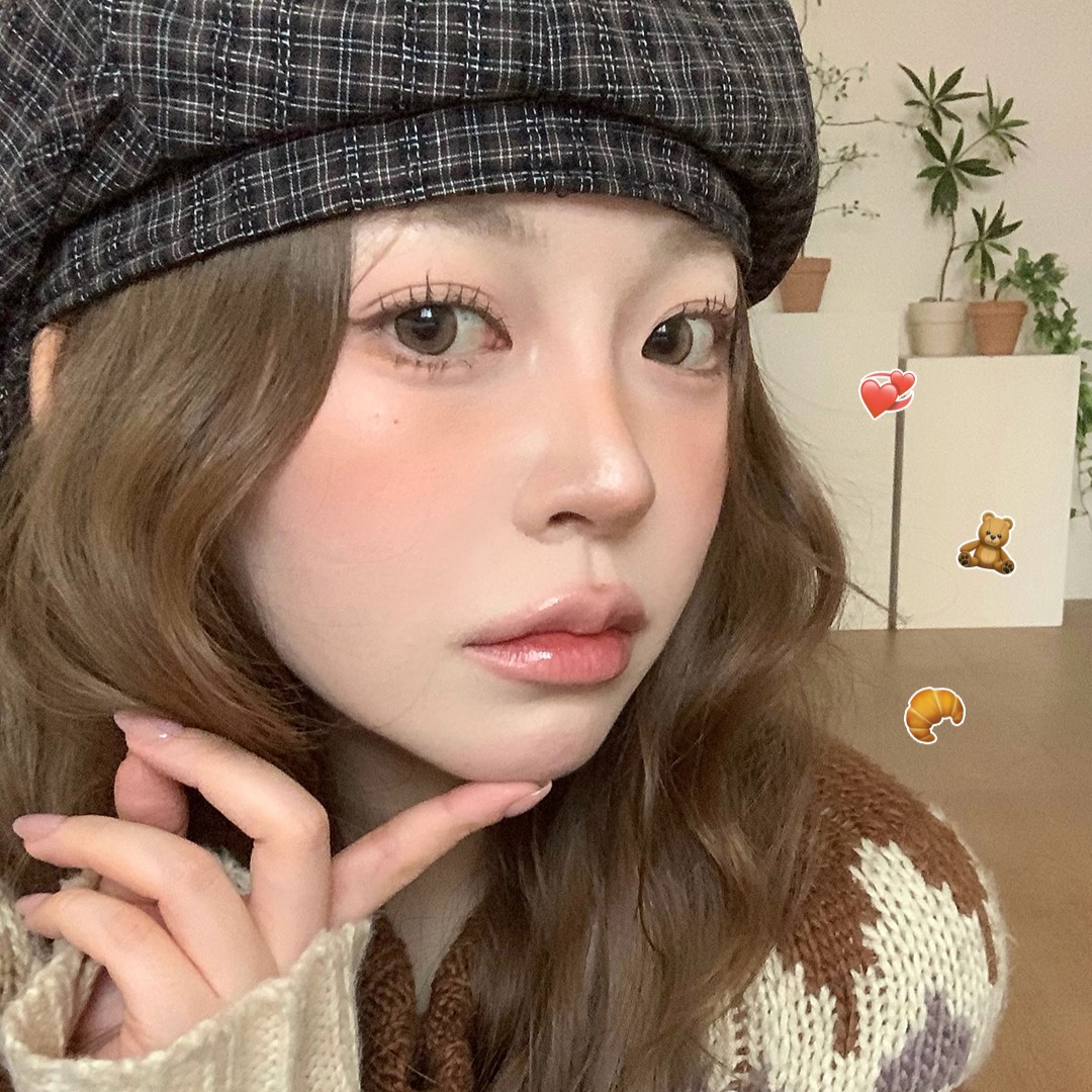 ほんのり熟れ感をひとさじ。
ニュアンスたっぷりのリップメイクが完成 ✨

やわらかなムートーンに、
絶妙な彩度をほんの少しだけ加えた
ジュイシーデューイーグロウティント

唇にそっと触れた瞬間、
みずみずしいツヤがふわっと広がり、
まるでグ