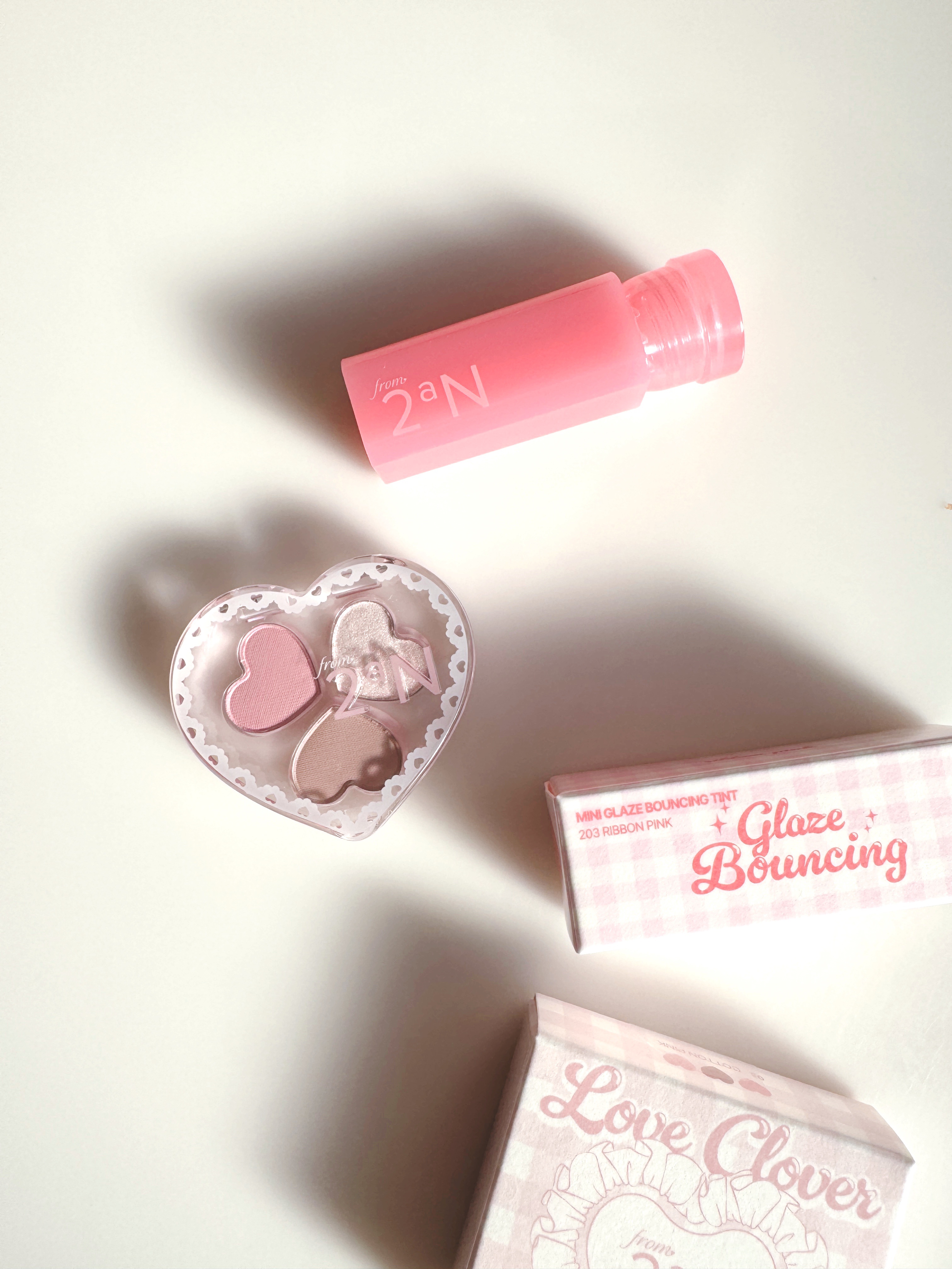 2aN
◆ラブクローバーパレット
　　03 コットンピンク
◆ミニグレイズバウンシングティント
　　203 リボンピンク


12/10にセブンイレブンで発売するミニコスメと聞いて、ハシゴすること4店舗。。。

置いてあるお店のはずが、全然