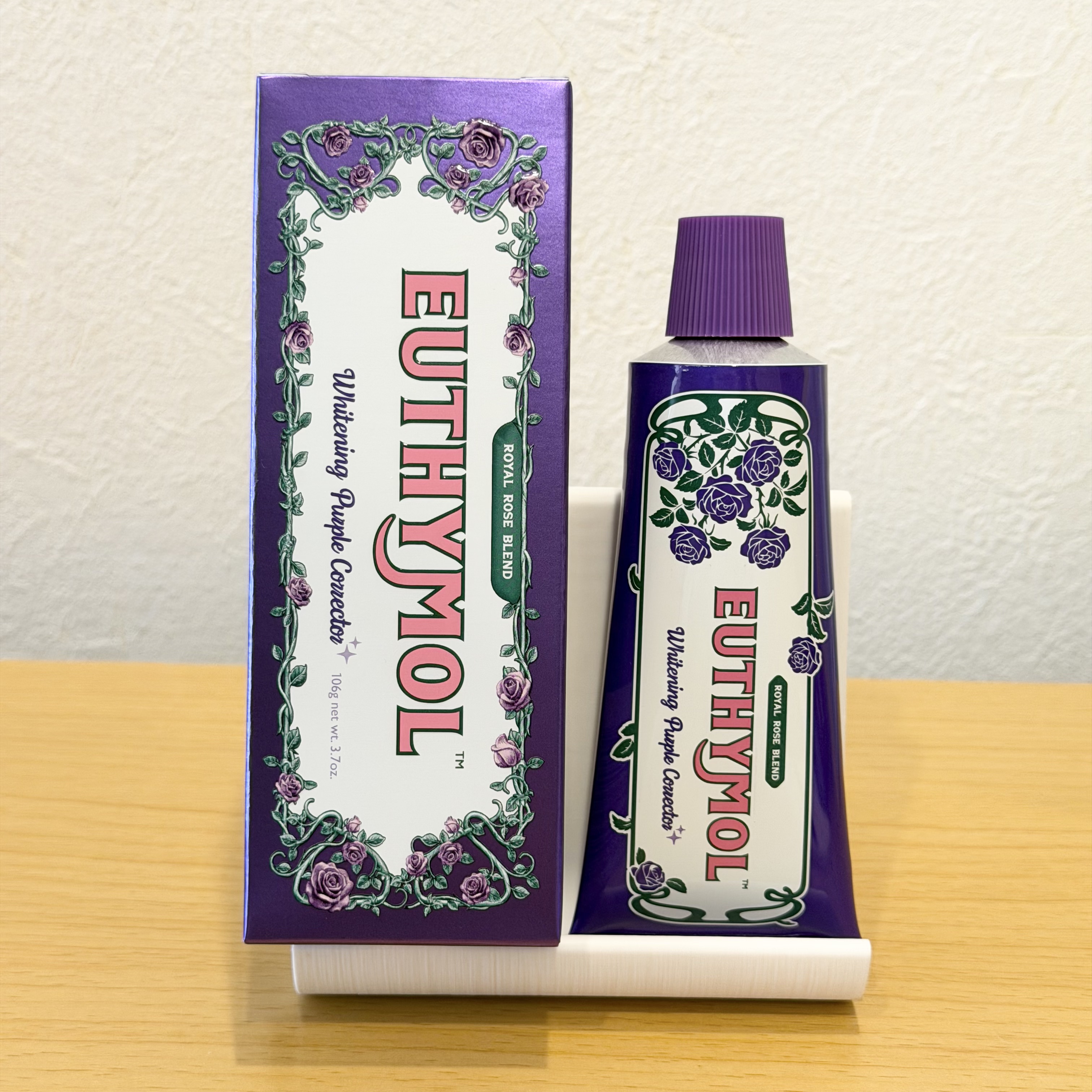 ┈┈┈┈┈┈┈┈┈┈

ユーシモール（EUTHYMOL）

パープルコレクター ローズミント歯磨き粉 106g

┈┈┈┈┈┈┈┈┈┈

既存のユーシモールペーストに、豊かなローズの香りをプラスした限定エディション✨

イギリス王室のロイヤ