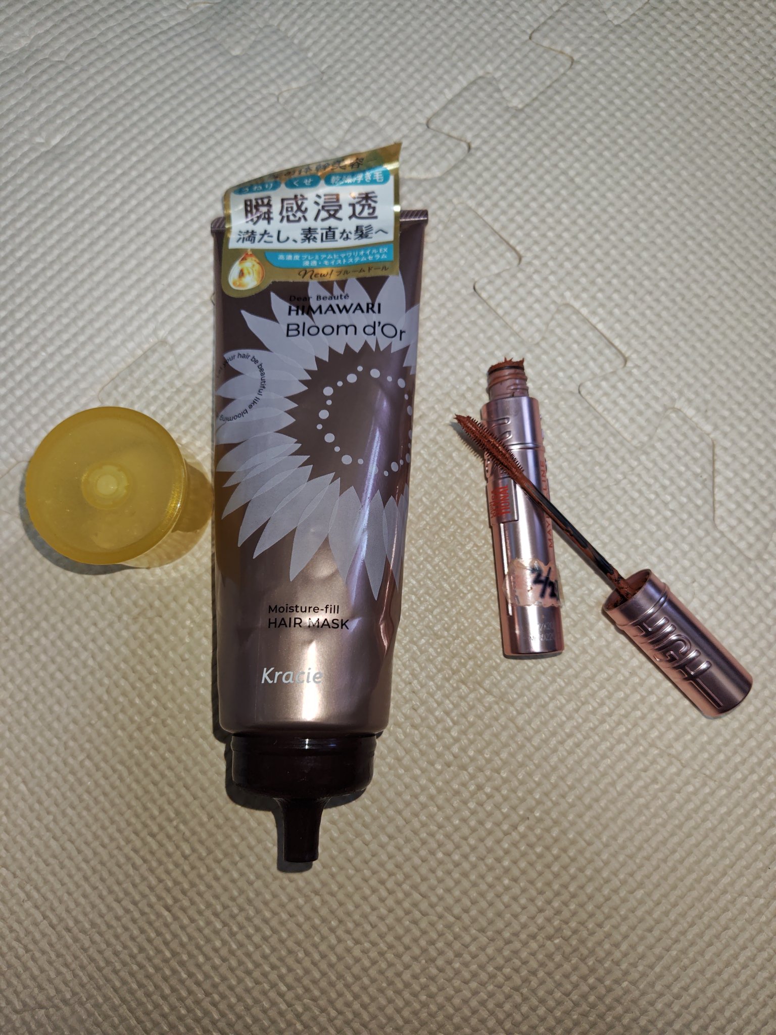 今回は使い切りの投稿です。
左側が、マツキヨで購入した、ディアボーテ ブルームドール モイスチャーフィル ヘアマスク200g
右側が、同じくマツキヨで購入した、MAYBELLINE NEW YORKスカイハイ04ゆうやけオレンジ　　　　です