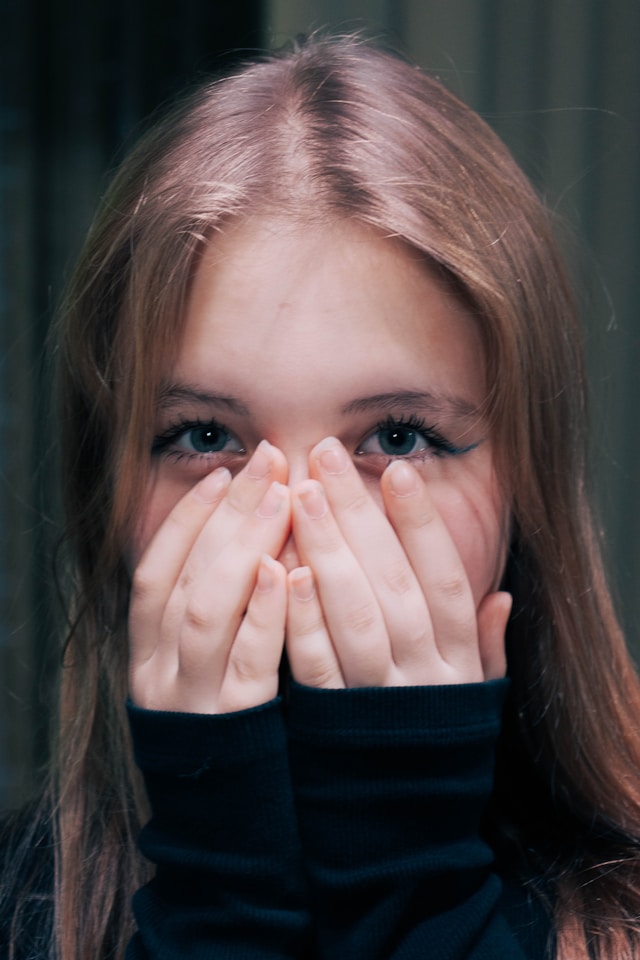 目元を押さえる女性