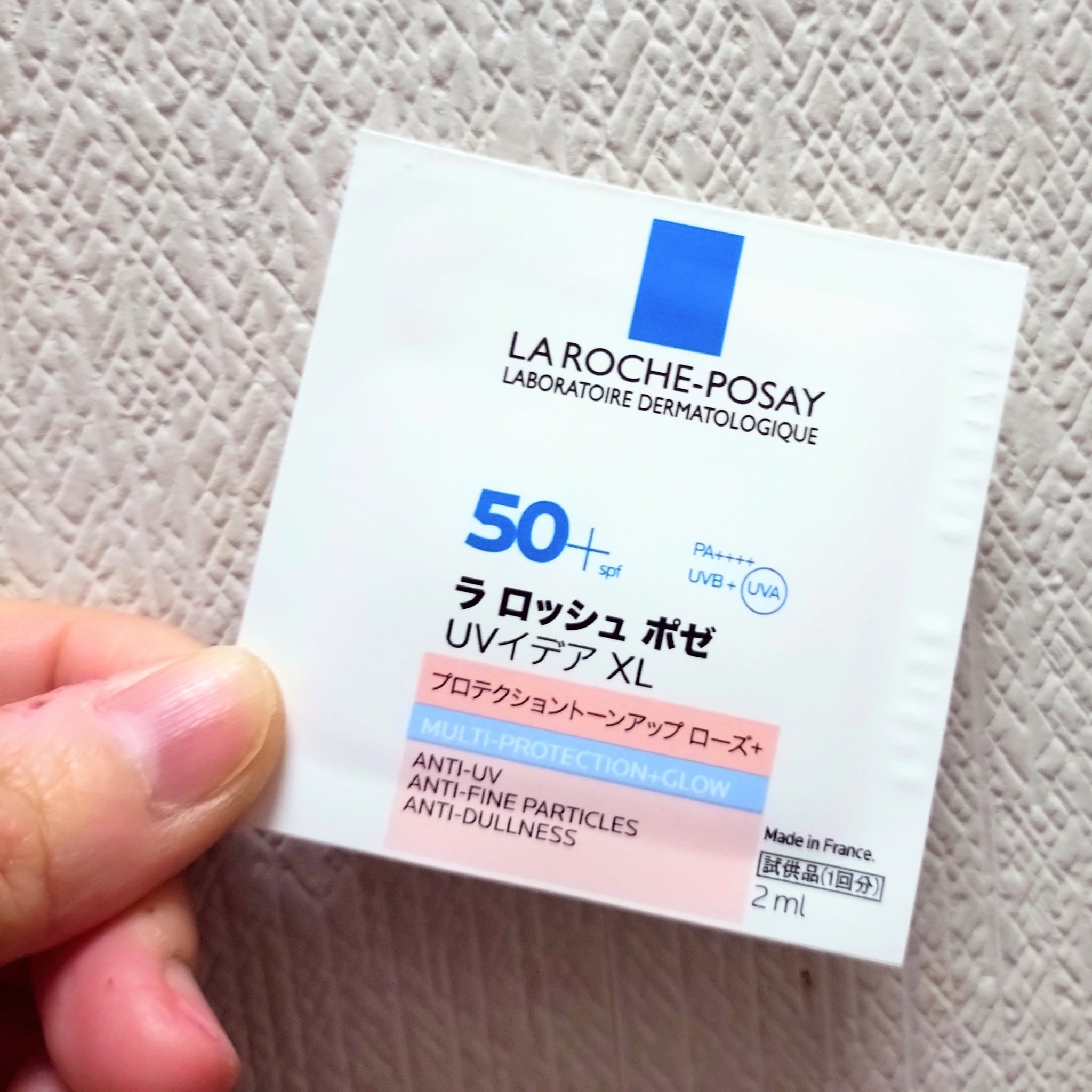 思ったよりピンク系のテクスチャーでおおって思いました！
すごくしっとりして、ギシギシしないのがさすがのラロッシュポゼですね。
これだけでも自然なツヤが出ます。
それに、これだけ塗った日は石鹸で落とせます。
やっぱり悩んだら、ラロッシュポゼっ