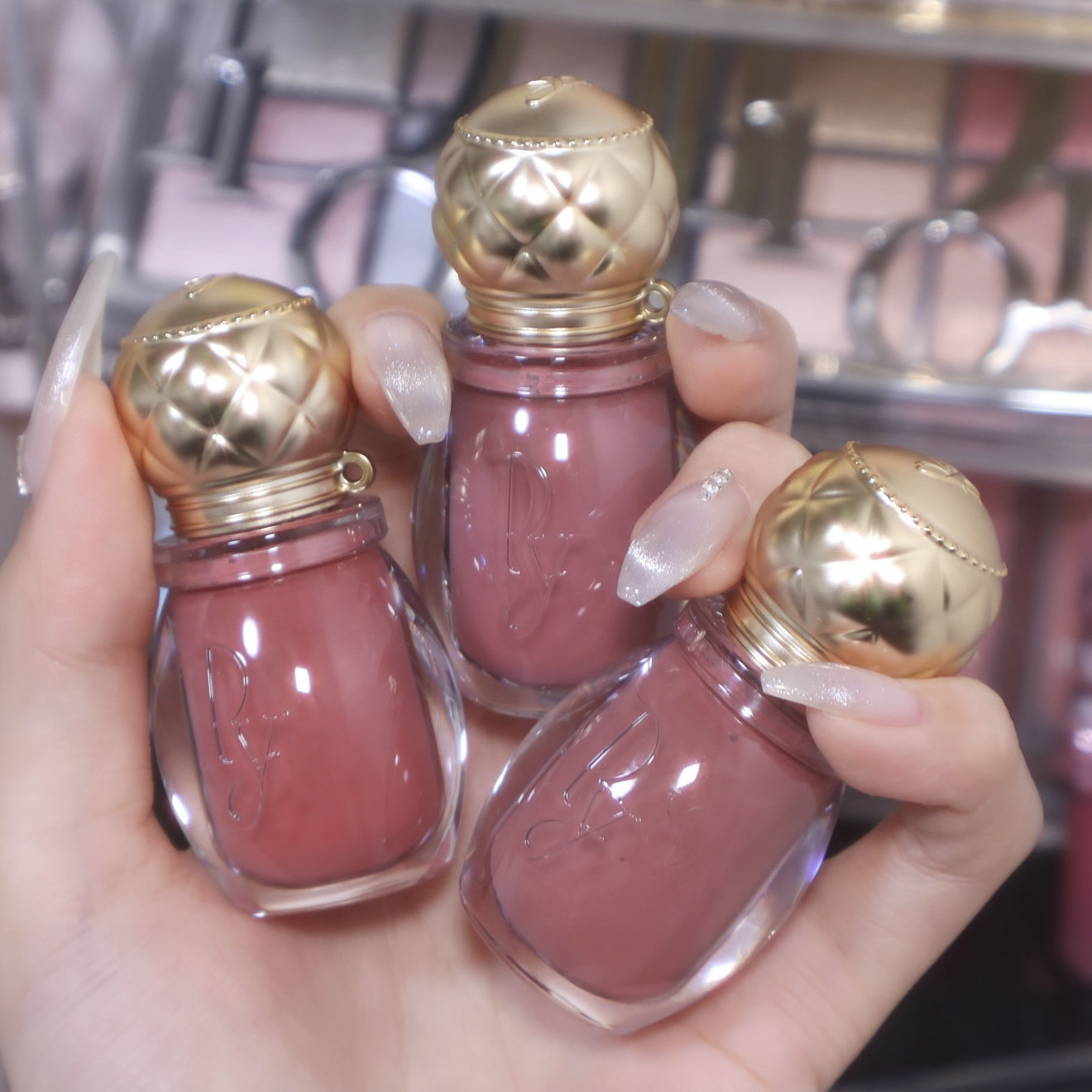 ピオニーってなんでこんなに心踊るコスメを頻繁に出せるわけ、、？グロス可愛すぎない？？？