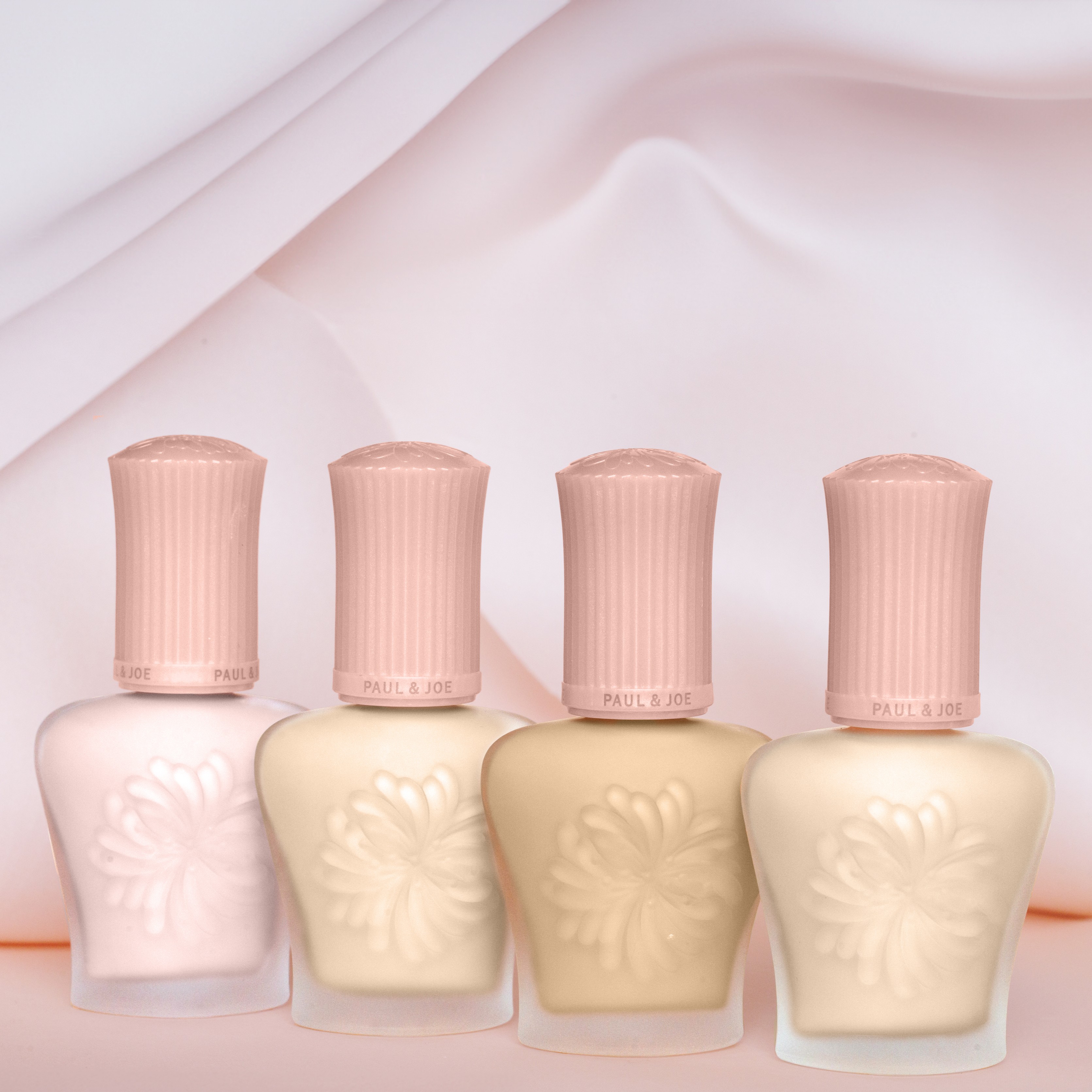 皆さん、こんにちは！

本日は、ポール ＆ ジョーの人気プライマー（化粧下地）3種をご紹介します♪

乾燥が気になる季節や、
温度差による肌コンディションの乱れが気になる今だからこそ、
お肌にぴったりのプライマーを選んでみてくださいね！

