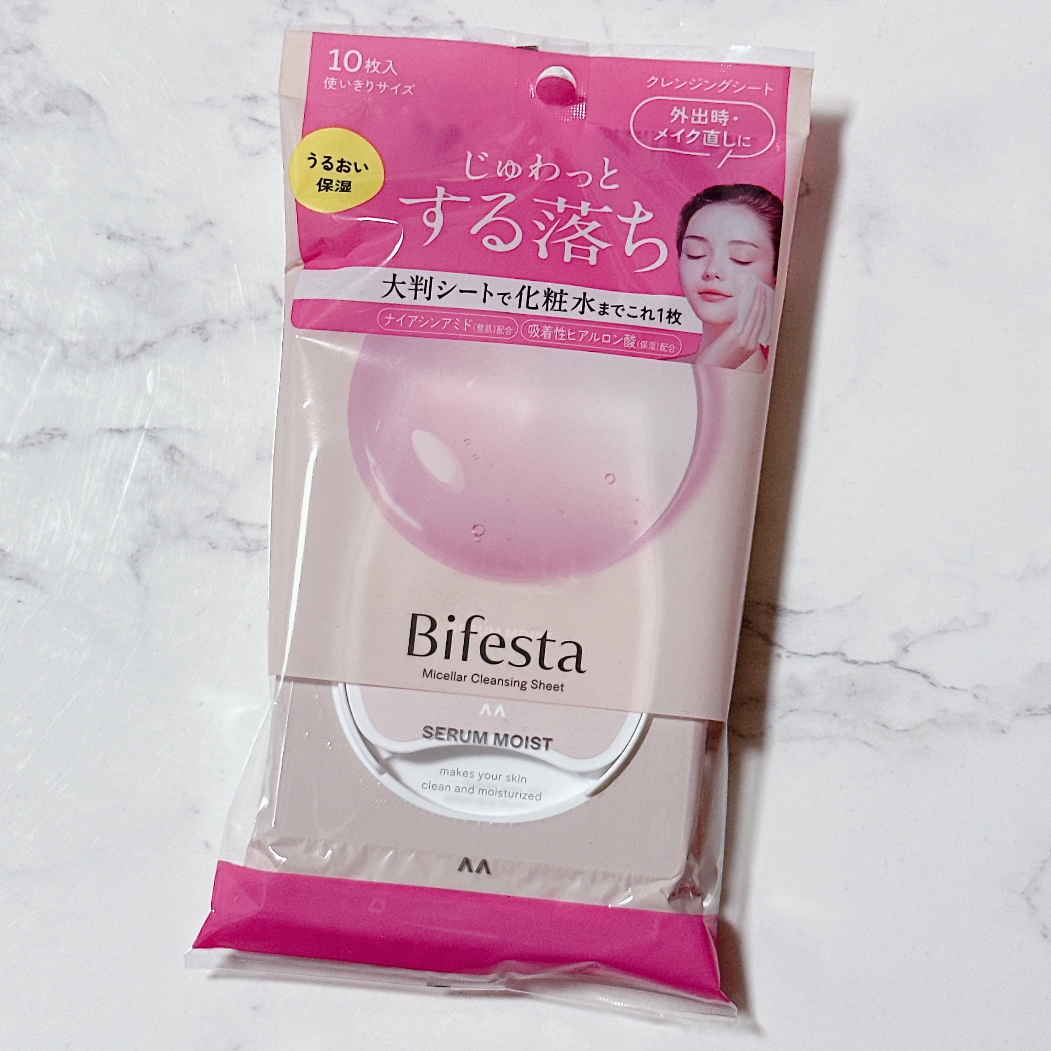 今回 旅行用にこのクレンジングシートを
購入しました‼︎

10枚入っており蓋もテープタイプではなく
しっかりとした蓋になっており
乾燥して使えなくなる心配もありません😌

メイクもきちんと落とせて大判タイプなので
1枚で全ての化粧が落ち