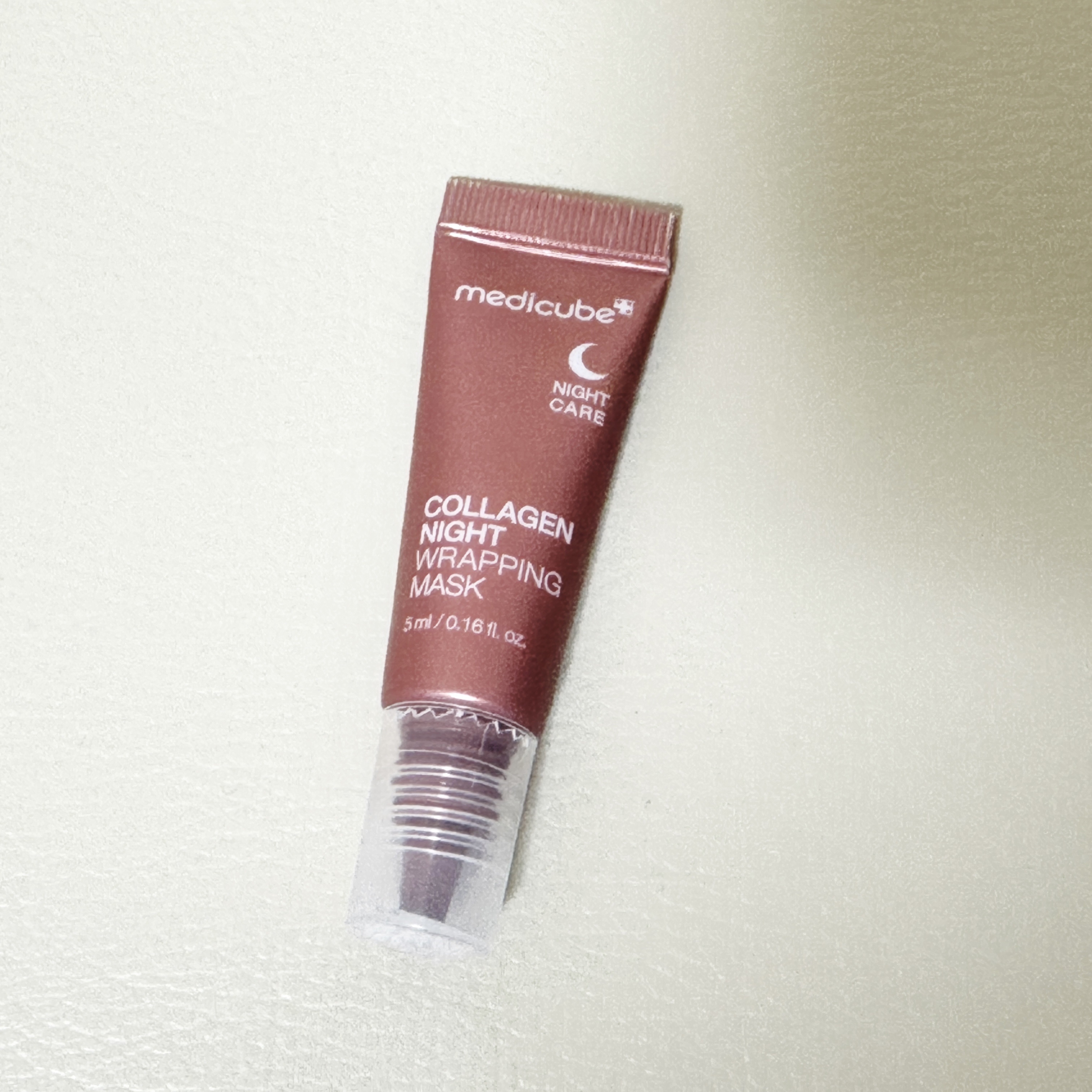 MEDICUBE
コラーゲンナイトラッピングマスク


イベントで5mlのサンプルをいただいたので、使ってみましたー！

スキンケアの最後に使うスリーピングマスクで、手に取ると透明で香りはありません。

伸ばしていくと、粘度があり糊みたい…