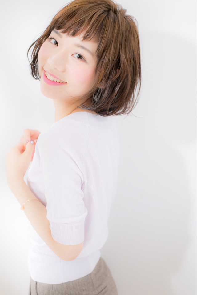 くまのない笑顔の女性