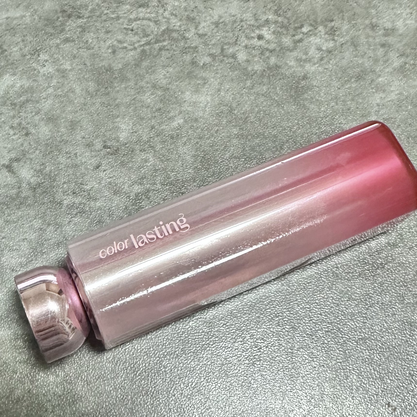 カラーラスティンググロウスティック 夜明けモーヴ/ETUDE/口紅を使ったクチコミ（2枚目）