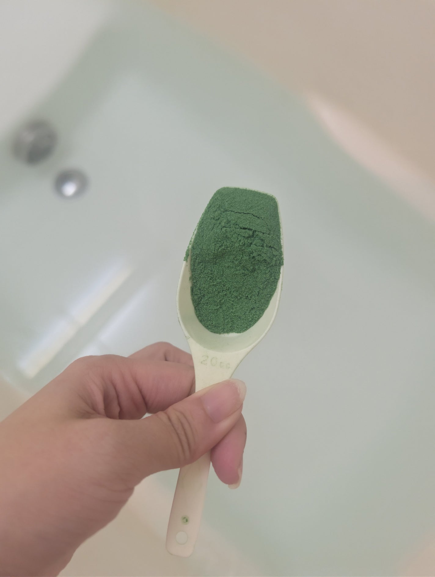 あやか on LIPS 「アビアントK6種類のハーブ※1(肌にうるおいを与えなめらかに保..」(3枚目)