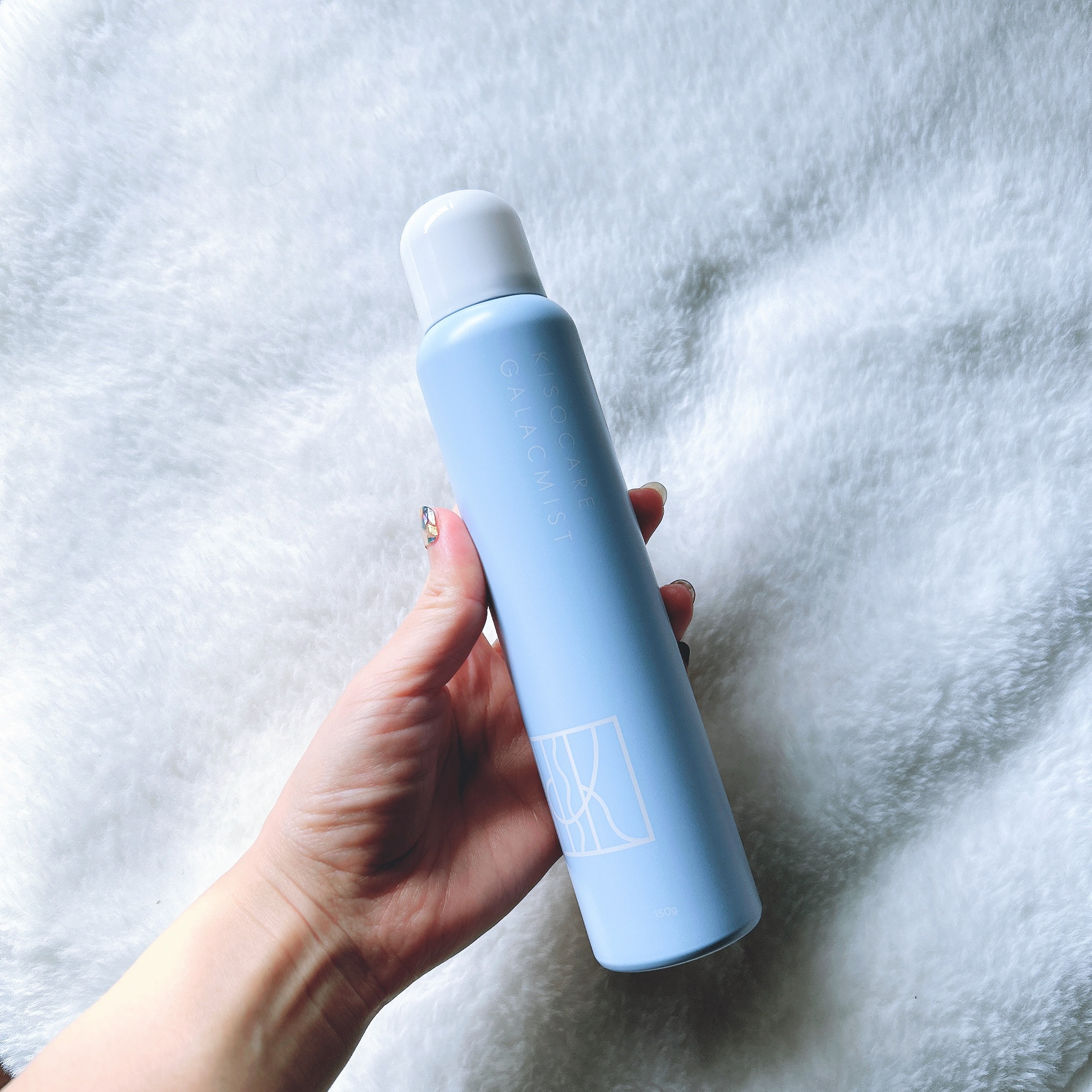 KISO CAREのフェイシャルデイミスト GAは、洗顔後やメイクの上からでも手軽に使えるスプレータイプの化粧水です。「たった2秒のひと吹きで、肌にキメと潤いを瞬間チャージ」することをコンセプトに掲げており、日中や乾燥が気になる時に、手軽に