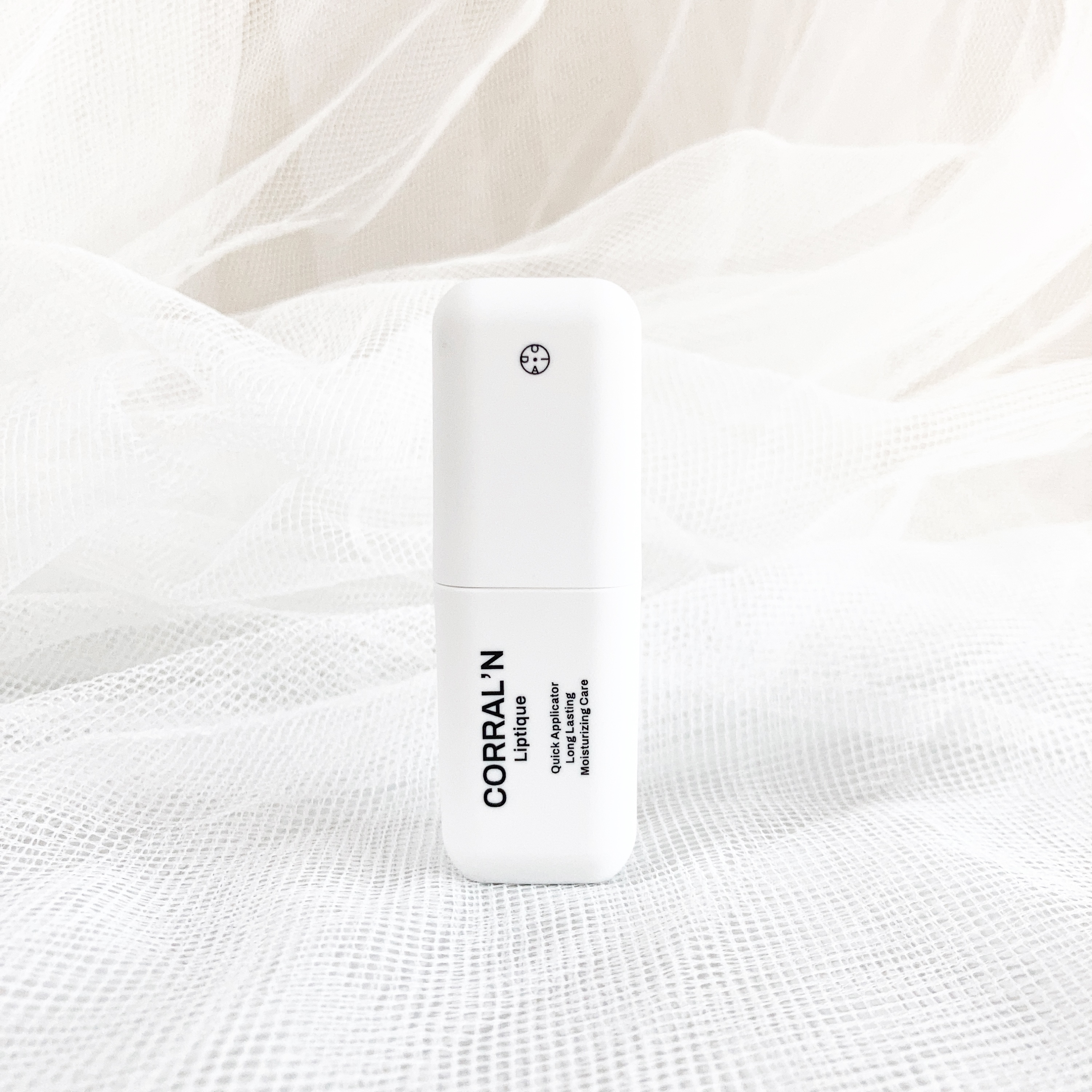 肌を染めて色移りなし‼︎
ウォータープルーフで長時間綺麗な
タトゥーのようなティントリップです。

ジェルテクスチャーのティント液を、唇をコーティングするように塗布して、5〜10分置き、乾いたらペリッとはがします。

時間をさらに長く（15