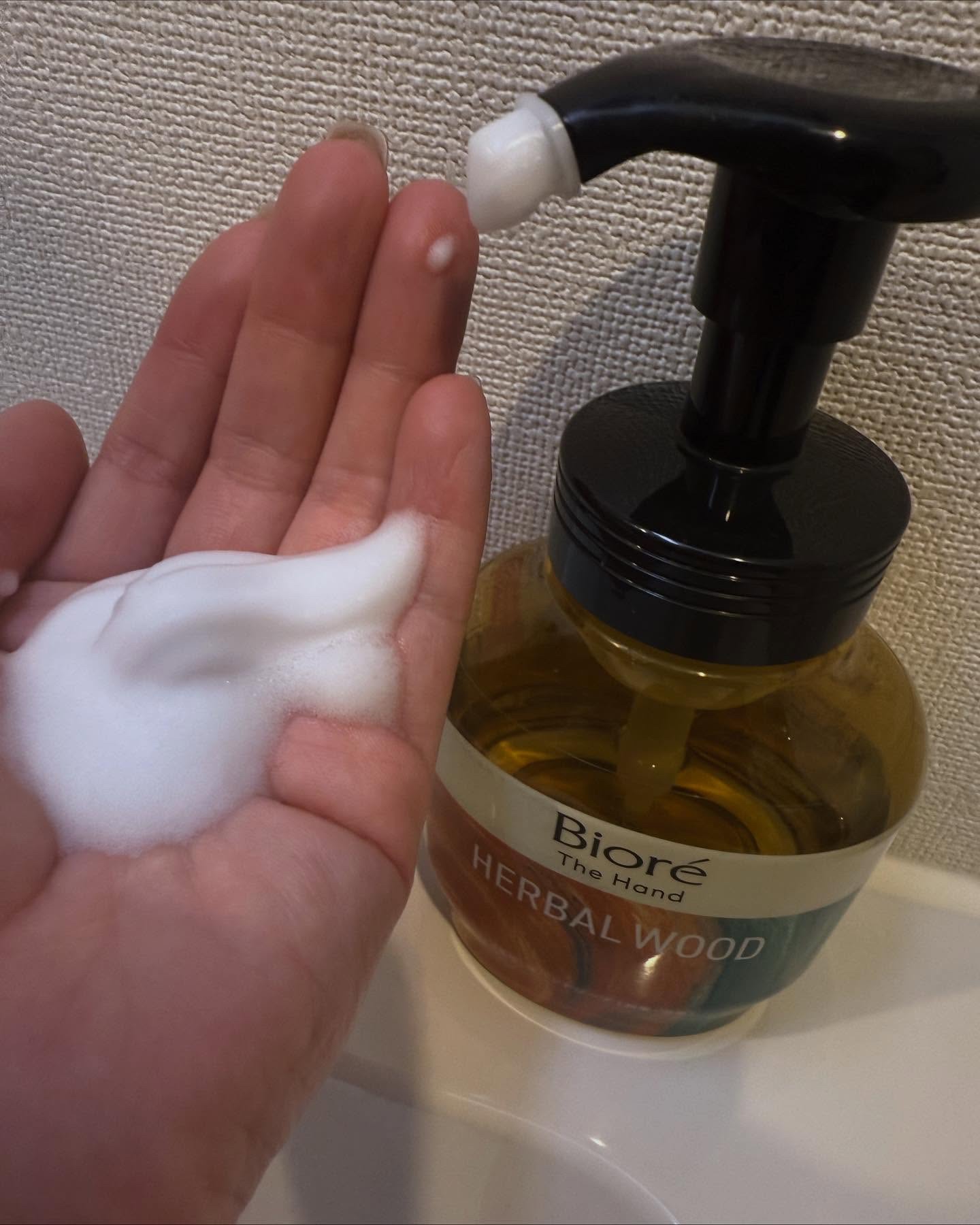 ビオレ ザ ハンド　 薬用泡ハンドソープ　深くて温かみのあるハーバルウッドの香り/ビオレ/ハンドソープを使ったクチコミ（2枚目）