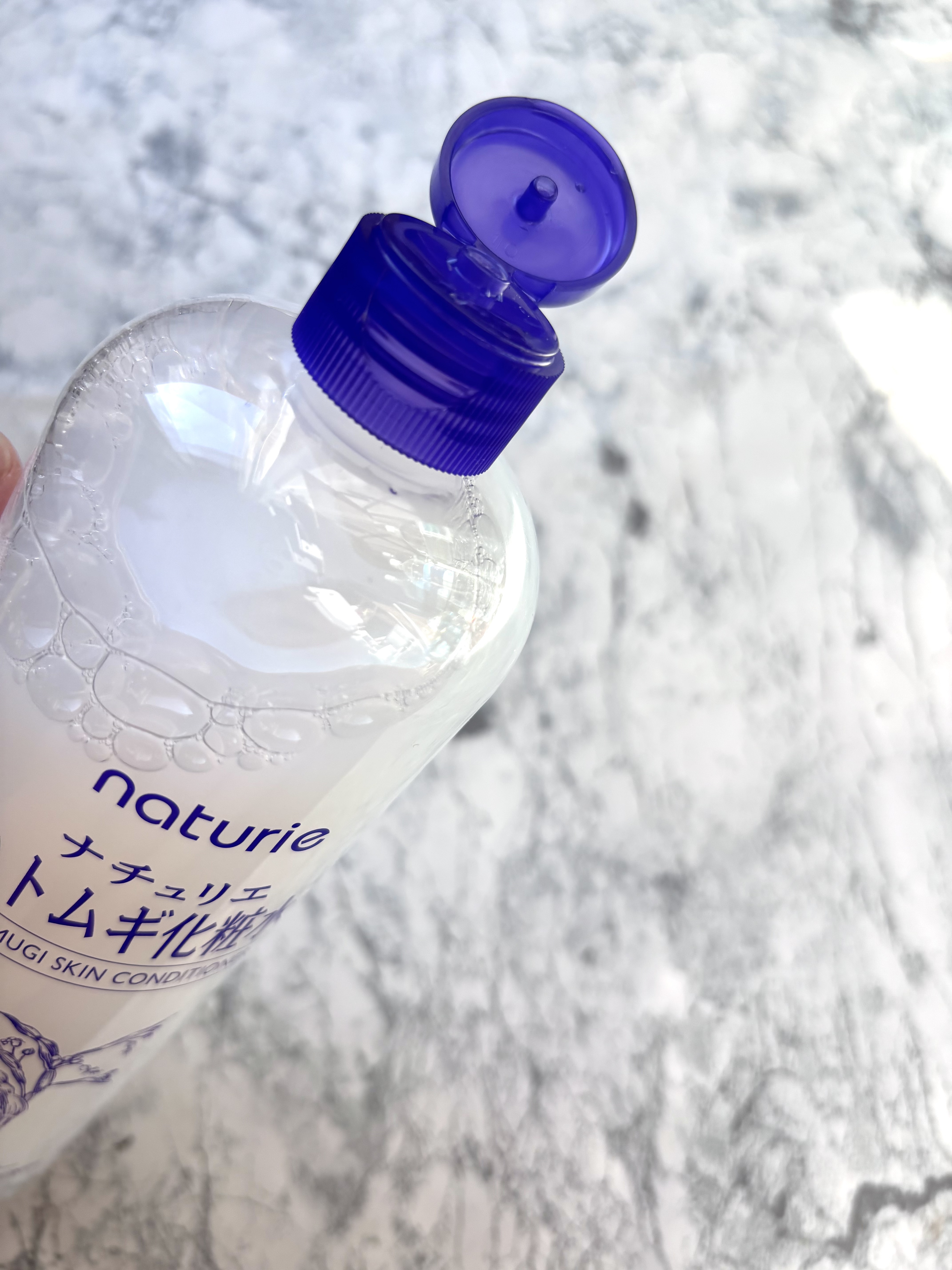 ナチュリエ ハトムギ化粧水

よくふたをなくしてしまうのでワンタッチでふたを開けられるのが◎

まず手に取って感じたのは、さらっとしたみずみずしい使い心地です♪

肌にのせるとすっと広がって、ベタつきずサッパリつかえます。

コスパも良いの