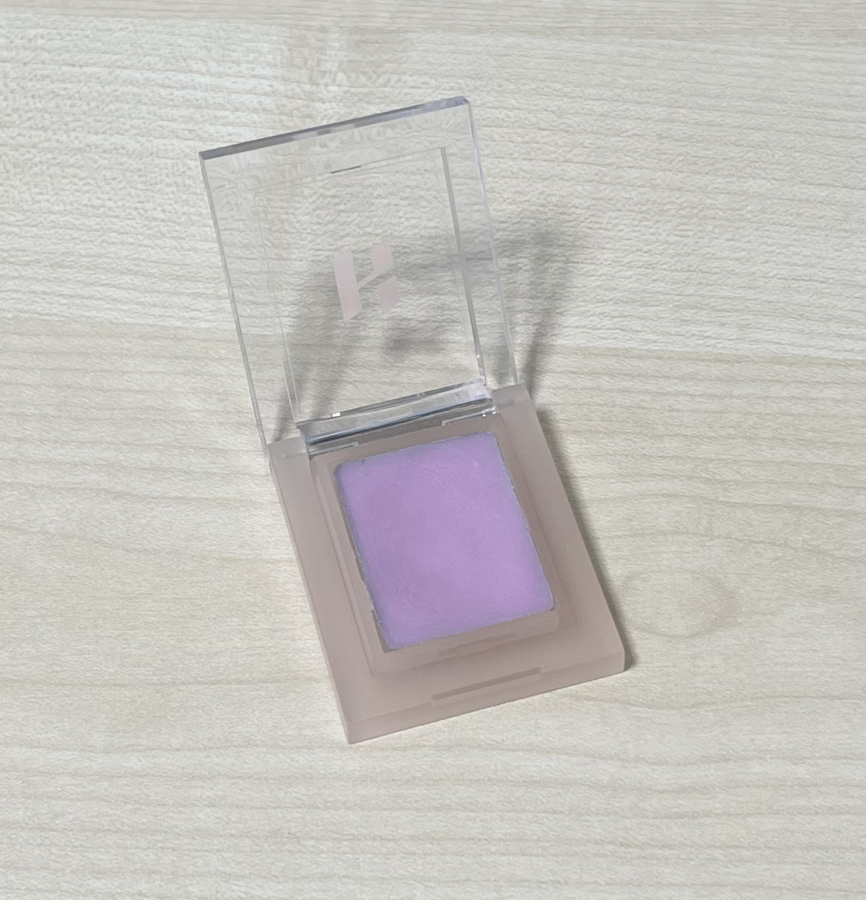 テカリの消しゴム
HOLIKA HOLIKA　ジェロベリー
2枚目の写真をぜひご覧ください
乾燥シーズンとはいえ、寒暖差で逆にテカリやすくなってるのでめちゃくちゃ重宝します
#乾燥シーズンの肌管理 