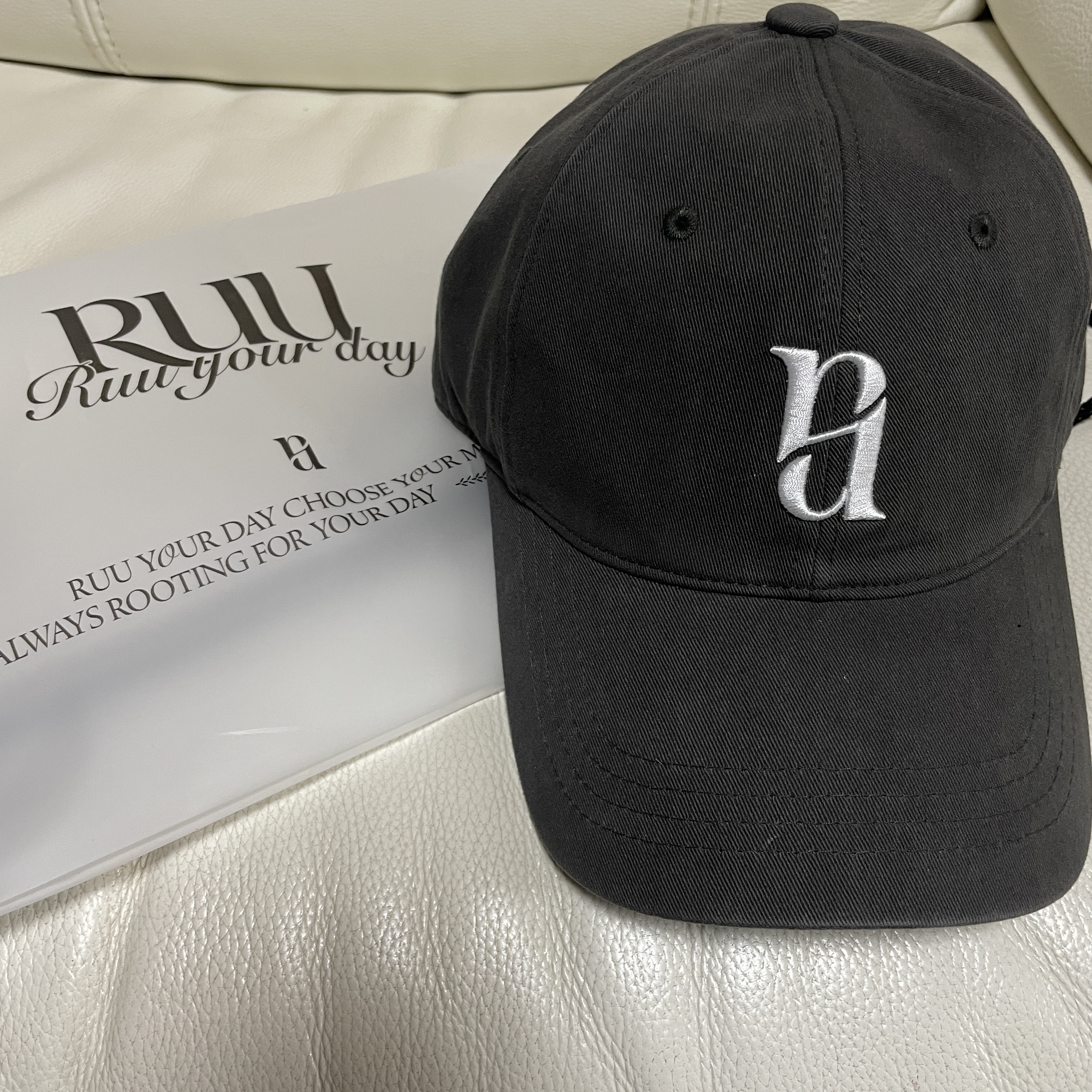 韓国発の新しいブランド！
Ruuのキャップ☑︎

サイズが2種類あるのも、
更に調節ベルトで大きさ調節出来るのも
頭のサイズが標準じゃない
私からしたらめちゃくちゃ嬉しいポイント！

カラーバリエーションも豊富で
形も綺麗だから重宝しそう�