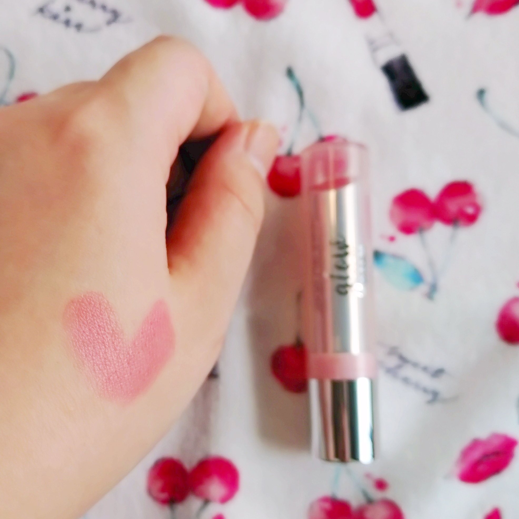 レブロン キス グロウ バーム N 004 デイジー グロウ/REVLON/口紅を使ったクチコミ（2枚目）