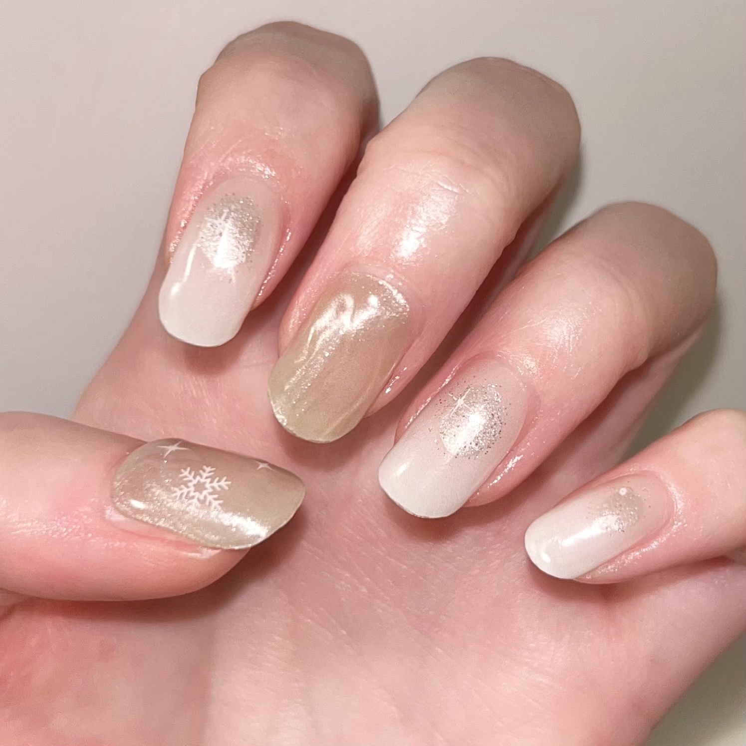 〈ohora〉
N Snow Spell

ベージュのマグネットネイル💅💖
シャンパンゴールドっぽく光って、シンプルだけどパーティー感あって綺麗です☺️✨✨

クリスマス時期はやっぱりキラキラなネイルがしたくなりますね🎄❄️🪅


