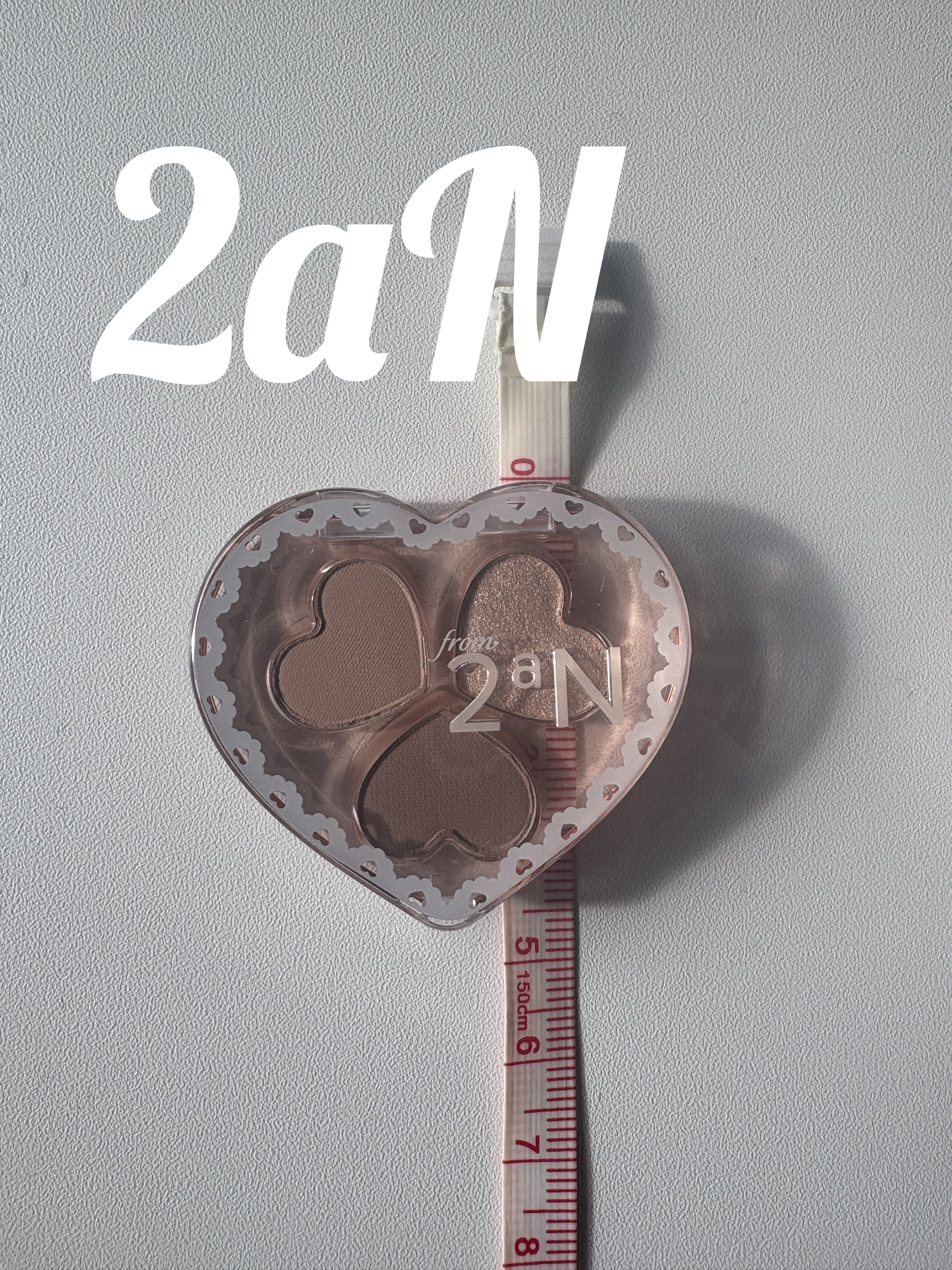 2aNラブクローバーパレット　¥1,100
02バニラクリーム
03コットンピンク　

ロムアンドよりも小さい！
中のハートの小ささは思った以上に小さい。
持ち運びしやすさ重視の小さければ小さいほどいい私でも流石に不安になるくらいの小ささ。