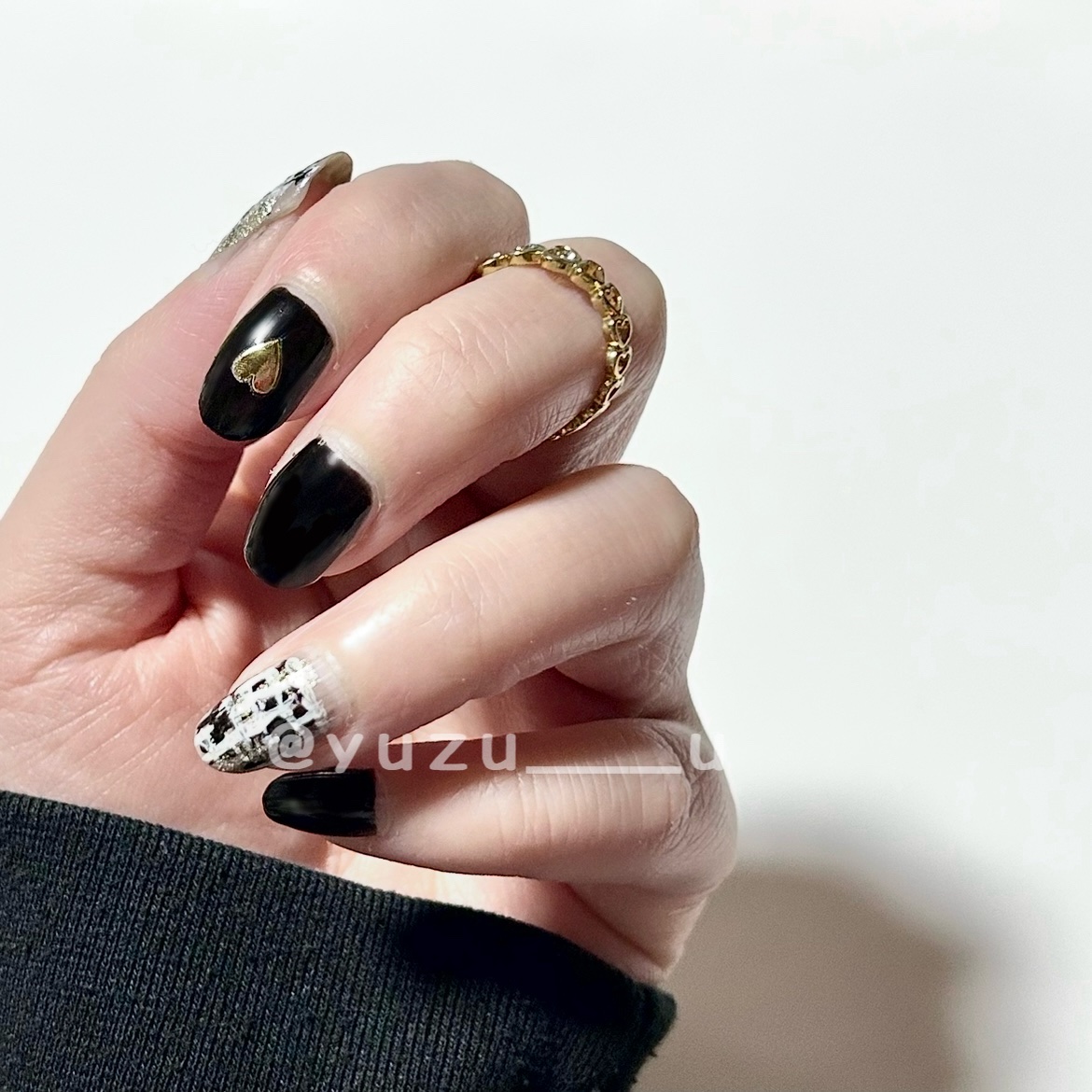 #今日のネイル

ツイード風に挑戦してみました👀✨
✼••┈┈┈┈••✼••┈┈┈┈••✼

使用したネイル💅

🩶
ちふれ
ネイルエナメル
044 グレー系
価格:440円(税込)

🖤
NAIL HOLIC
Mode color