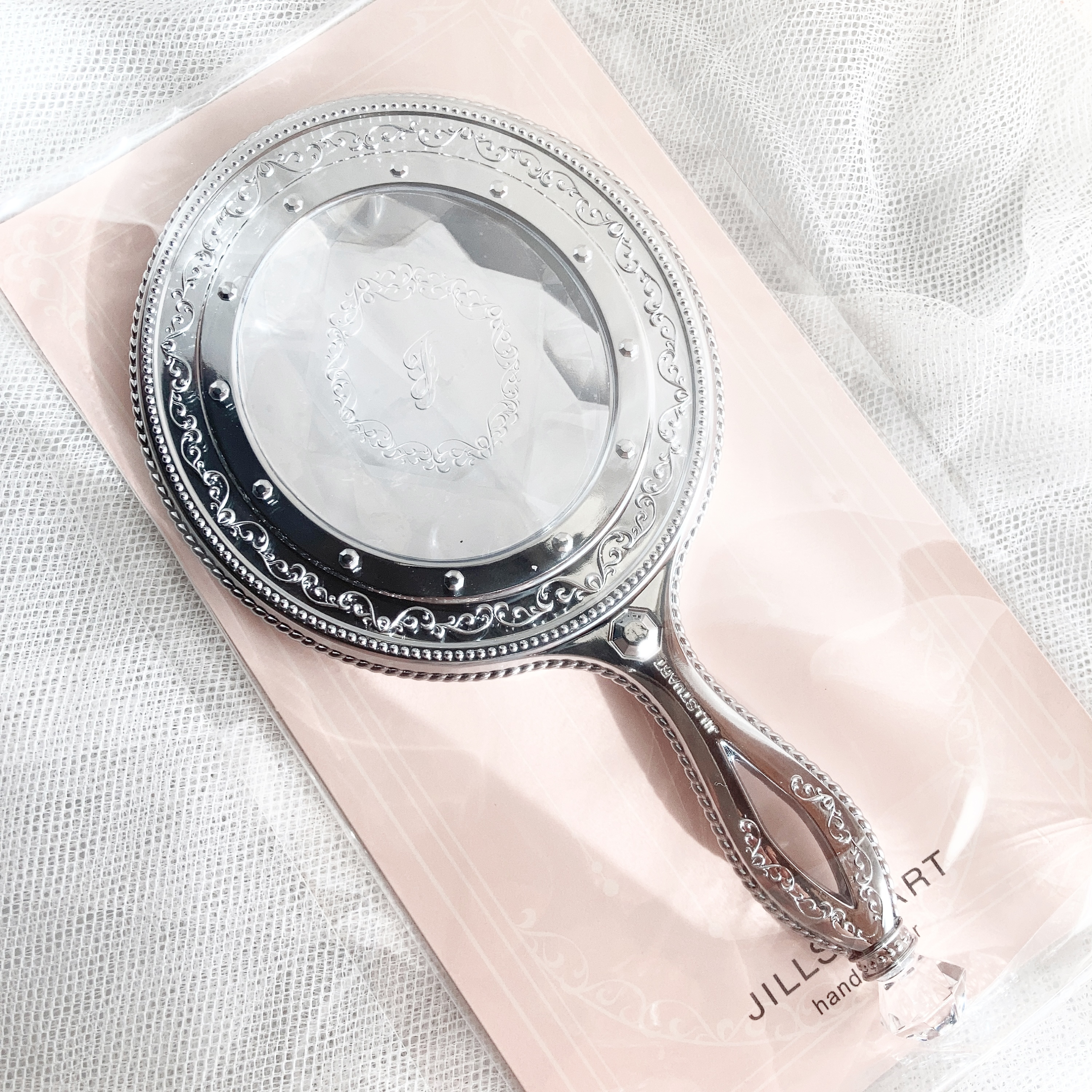 ーーーーーーーーーーーーーーーー
JILL STUART
ハンドミラー
ーーーーーーーーーーーーーーーー


ほどよい大きさで
光を捉えて明るくなるので
とても見やすく

ちょうど良い重さと
ハンドルのつかみやすさで
持ちやすい！

そして