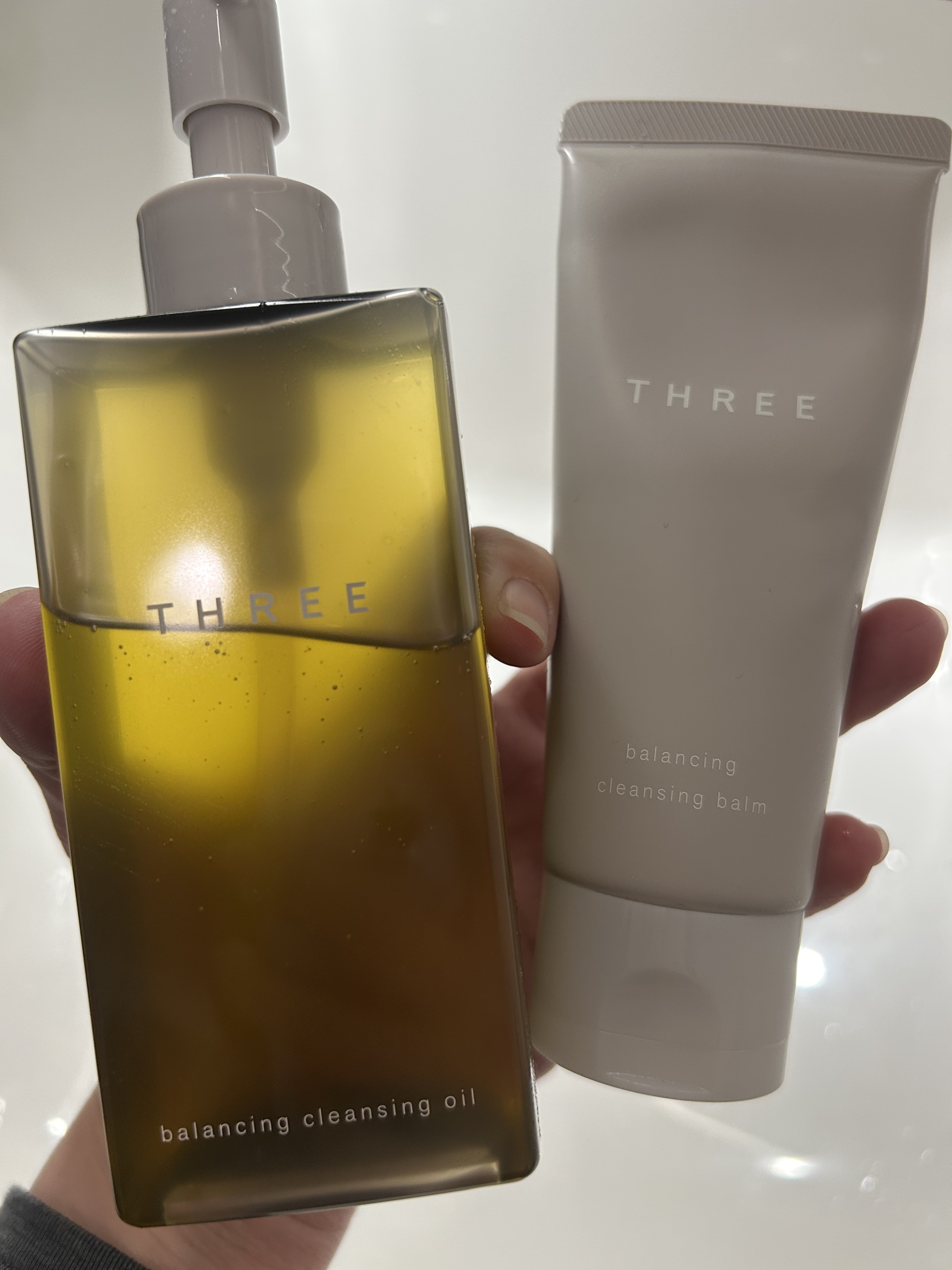 
やっぱりこれだったっぽい。
ニキビが5個できたの…

クレンジングオイルにチェンジして薬を塗りつつケアしてたら飲み歩いててもチョコ食べまくっても消えてったニキビ。


クレンジングもスキンケア。
合うものを使わないとだめだね～。


あた