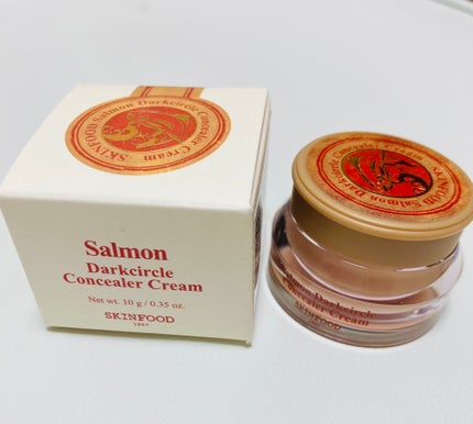 SKINFOOD サーモンダークサークルコンシーラーのクチコミ「ハンズで購入しました😁目元、どんなしっとりケアをしても夕方にはシワが目立ってしまう状態で悩んで.....」(1枚目)