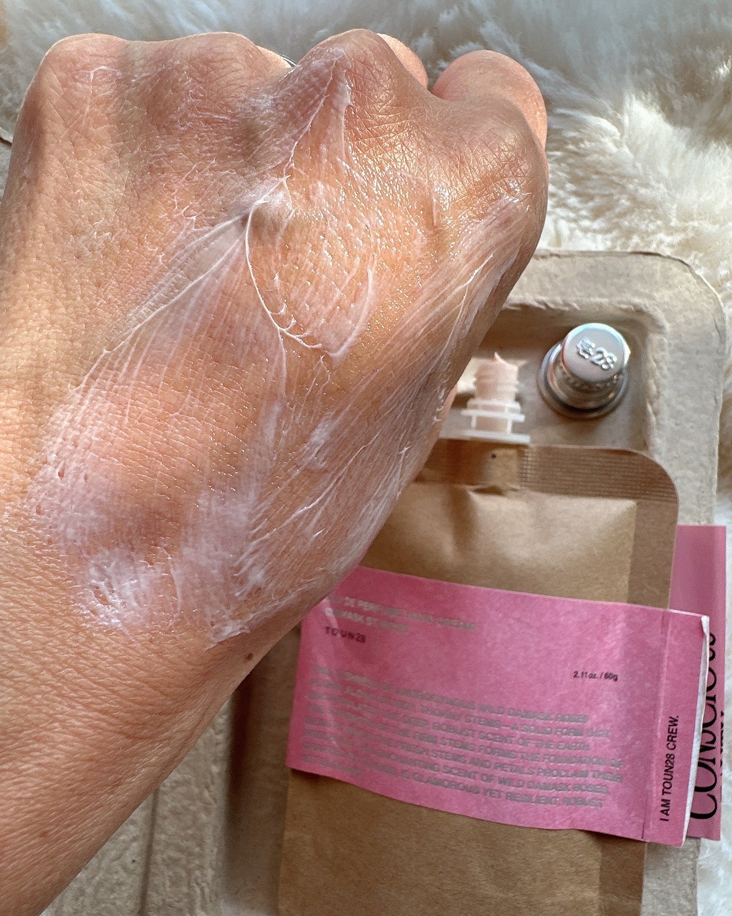 yukano on LIPS 「手に塗った瞬間ふわっと広がる🌹みずみずしいローズの香りがたまら..」(4枚目)