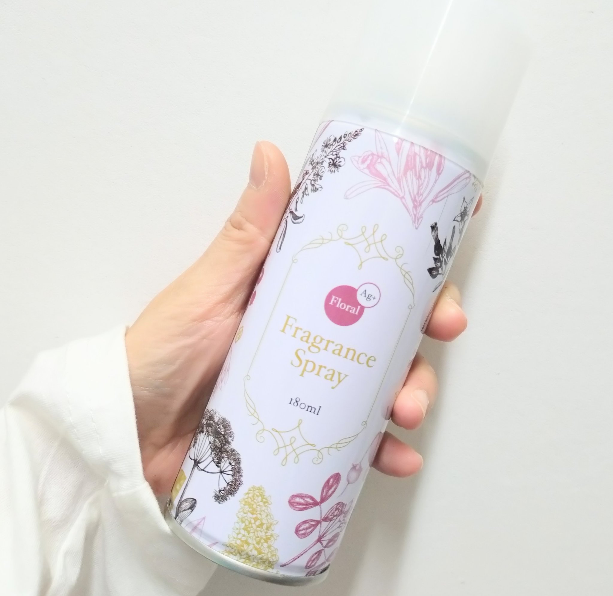 これ、思った以上にいい香りだった‥！
（個人的感想ですが）人工的な香りすぎず、短い噴射で結構香ります。
職場のパーソナルスペース用に使ってみたけど、他の香りも気になります！

