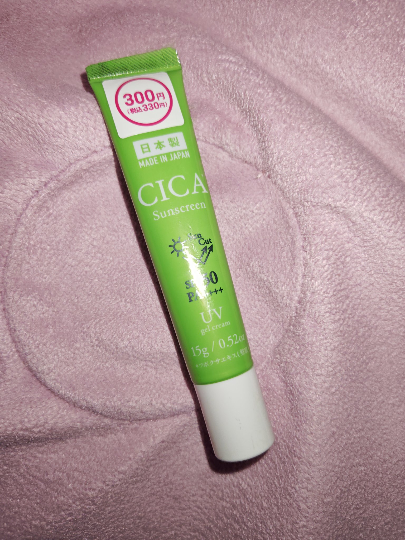 香りに癒される！
こちらほDAISOで購入した、日焼け止めジェルC&Мのレビューです。
薄緑色のクリームで、塗ると透明になるので、下地に響かないです。
なんと言っても香りがやっぱりいい香りなので、朝からとても癒されます。仕事行きたくない感が