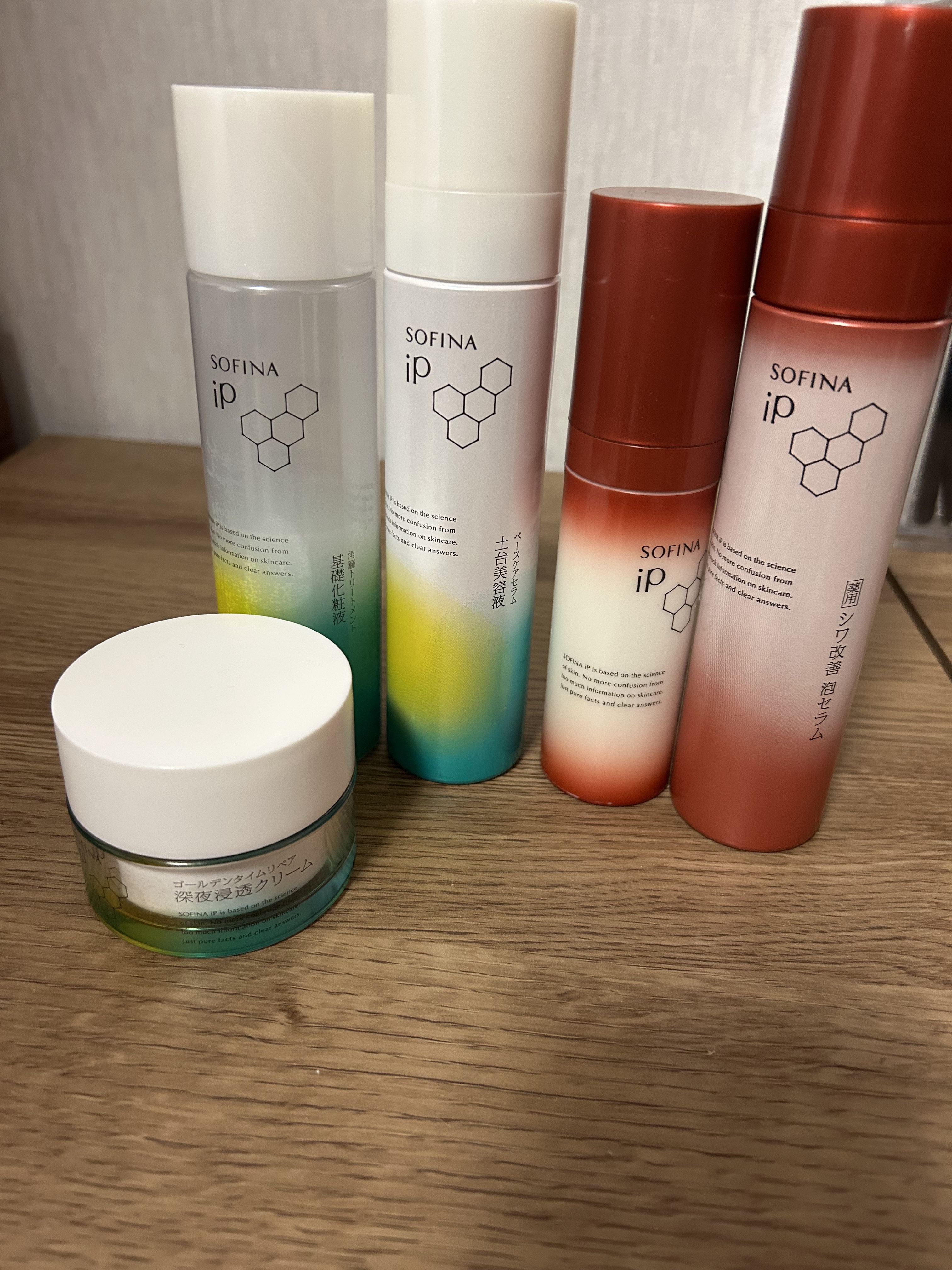 
スキンケアにそんな時間かける余裕がないときは絶対使わないんだけど

こう乾燥する時期はめちゃめちゃ潤わせたくなる。しかも明日休みだし時間をかけてもいい。
そんなときは
よしゃ、SOFINA iPだ‼️と。


土台美容液からじっくりしっか