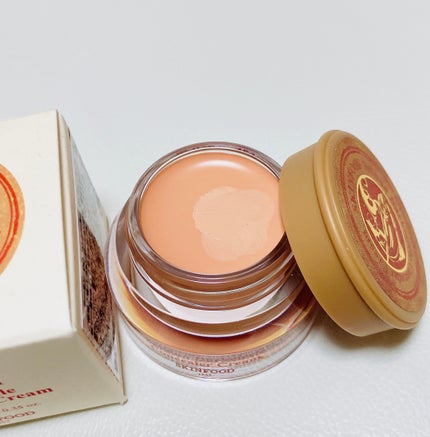 SKINFOOD サーモンダークサークルコンシーラーのクチコミ「ハンズで購入しました😁目元、どんなしっとりケアをしても夕方にはシワが目立ってしまう状態で悩んで.....」(3枚目)