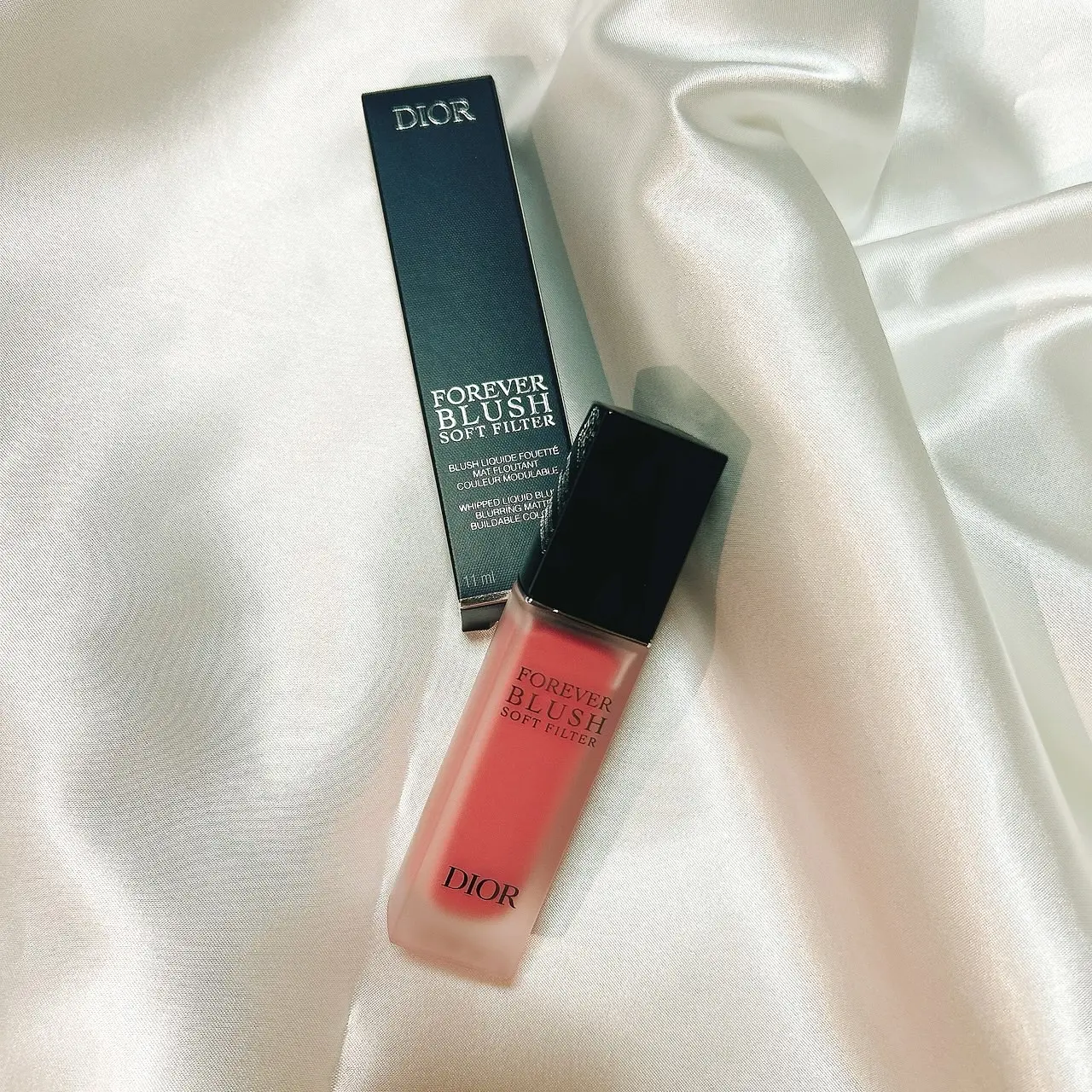 自然な血色感と輝きをプラスする「ディオールスキン フォーエヴァー ブラッシュ ソフト フィルター」

ホイップ クリームのようなテクスチャーがなめらかに伸び広がり肌の上でパウダーへ変化。
内側からふわりと上気したような仕上がりを叶えます。
