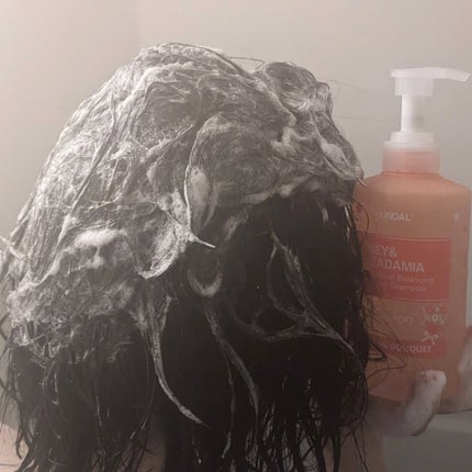 ハニー&マカデミア シャンプー&トリートメント『ウェディングブーケの香り』/KUNDAL/市販シャンプーを使ったクチコミ(2枚目)