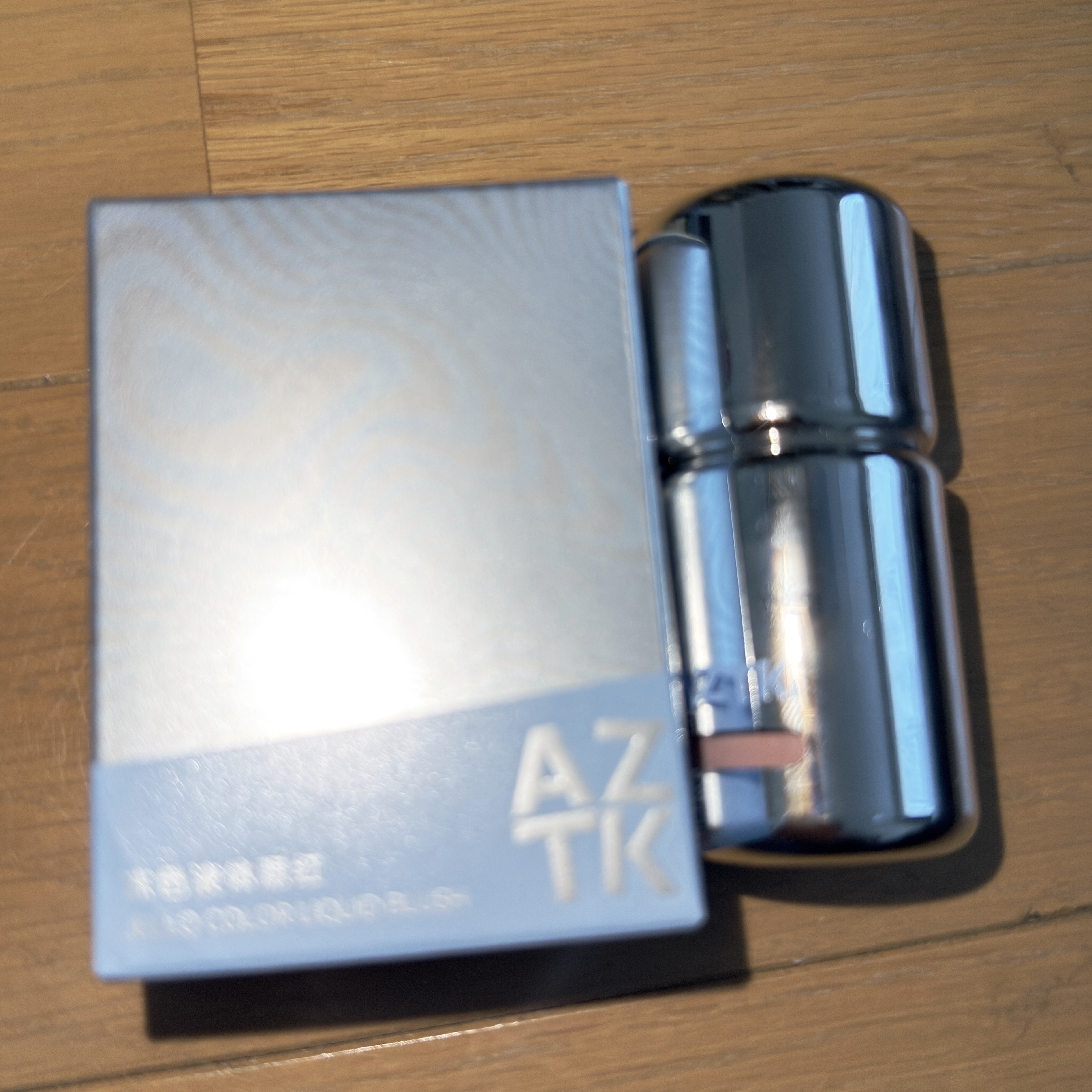 aZTK　リキッドチーク　JC04

色味に一目惚れして買ってみました！
想像と少し違う色味でしたが、これはこれで可愛いです♡

肌に塗った時の艶感も可愛いです！

馴染ませたあとはサラッとするところも良いです。

Qoo10で買ったらハー