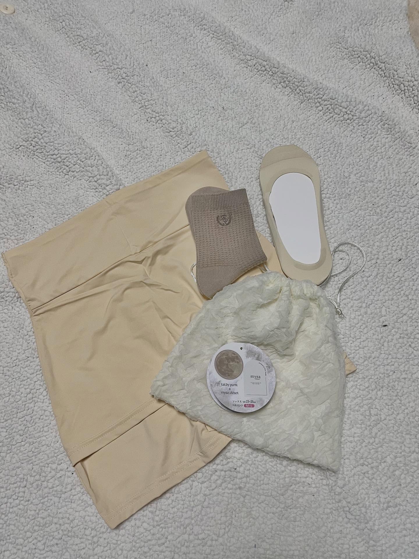 ただの購入品！

ふらっとしまむらに寄ったらびっくり！
ペチパンツっていうのかな？
なんとなくほしかったけど
ペチパンツだけに1000円も出したくないなーって
思ってて買ってなかったら
まさかのしまむらで330円！！

しかも、靴下2足と可