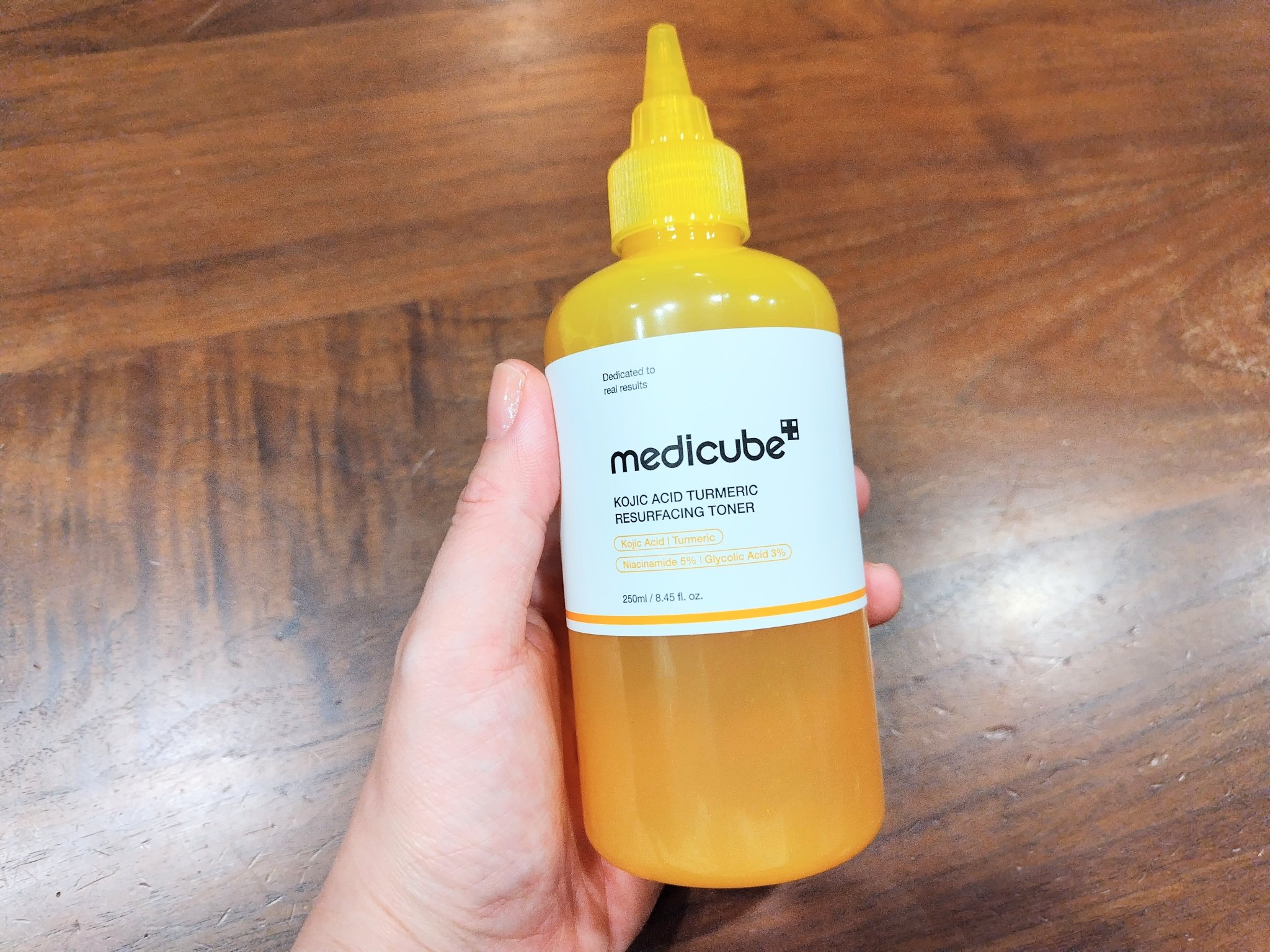 MEDICUBE　コウジ酸ビタナイアシントナー

Qoo10メガ割の企画セットのオマケで現品がついてきました！

コウジ酸配合のピーリング効果がある化粧水です。

これはピーリング効果があるので、コットンパックとかはしないで下さいって書いて