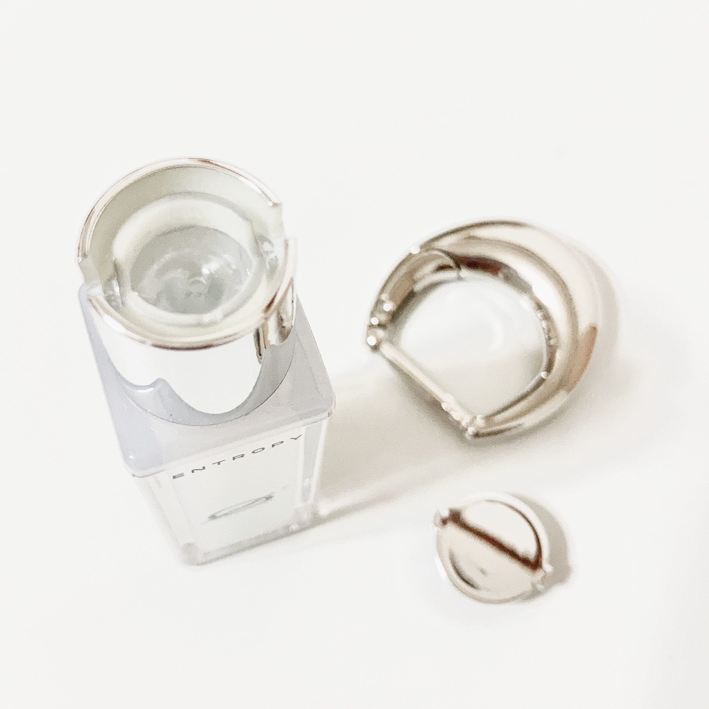 ENTROPY LIPSERUMのクチコミ「今年のバズリップのひとつ
ENTROPYのクールで可愛い
チャーム付きリップを使い切り。

リ.....」（3枚目）