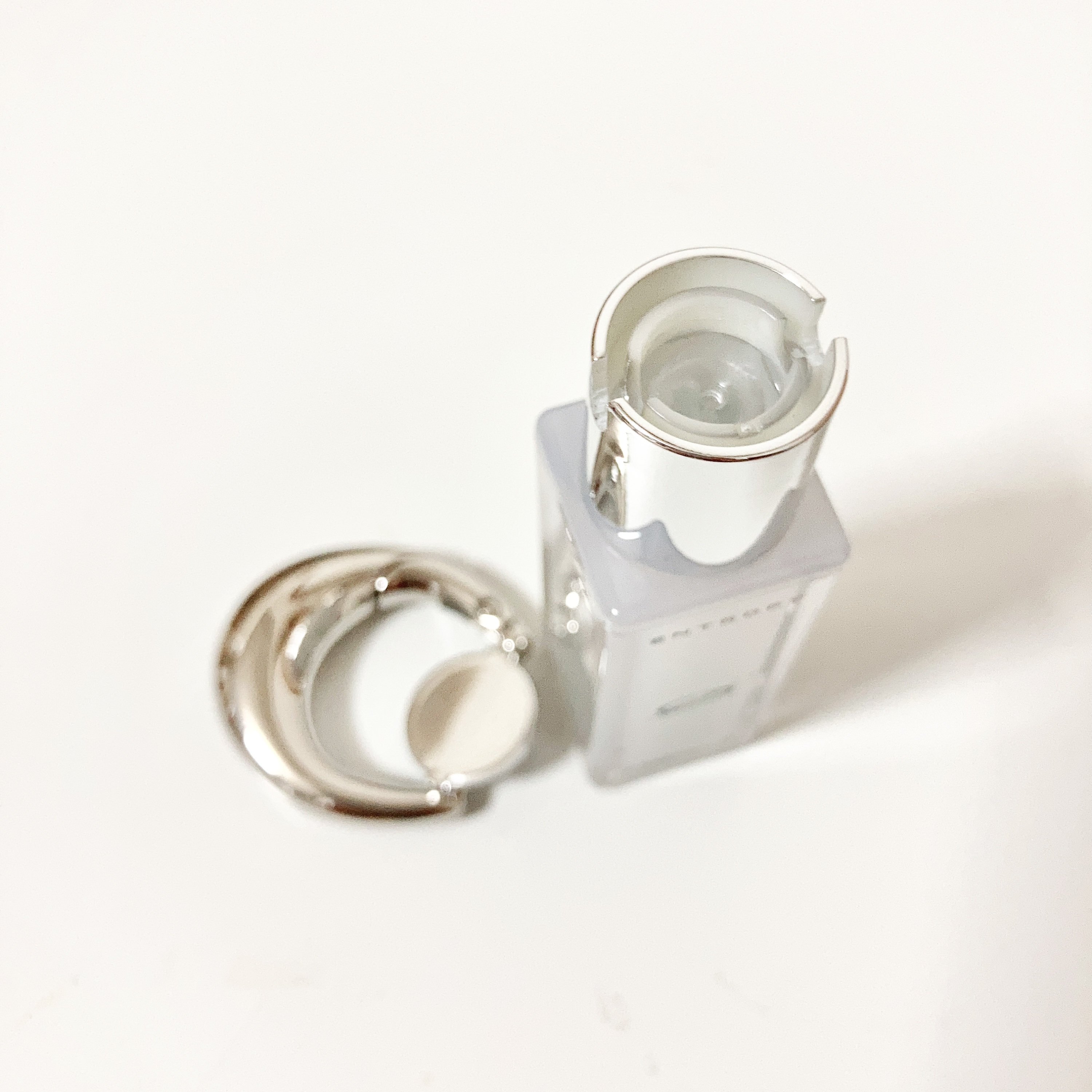 ENTROPY LIPSERUMのクチコミ「今年のバズリップのひとつ
ENTROPYのクールで可愛い
チャーム付きリップを使い切り。

リ.....」（2枚目）