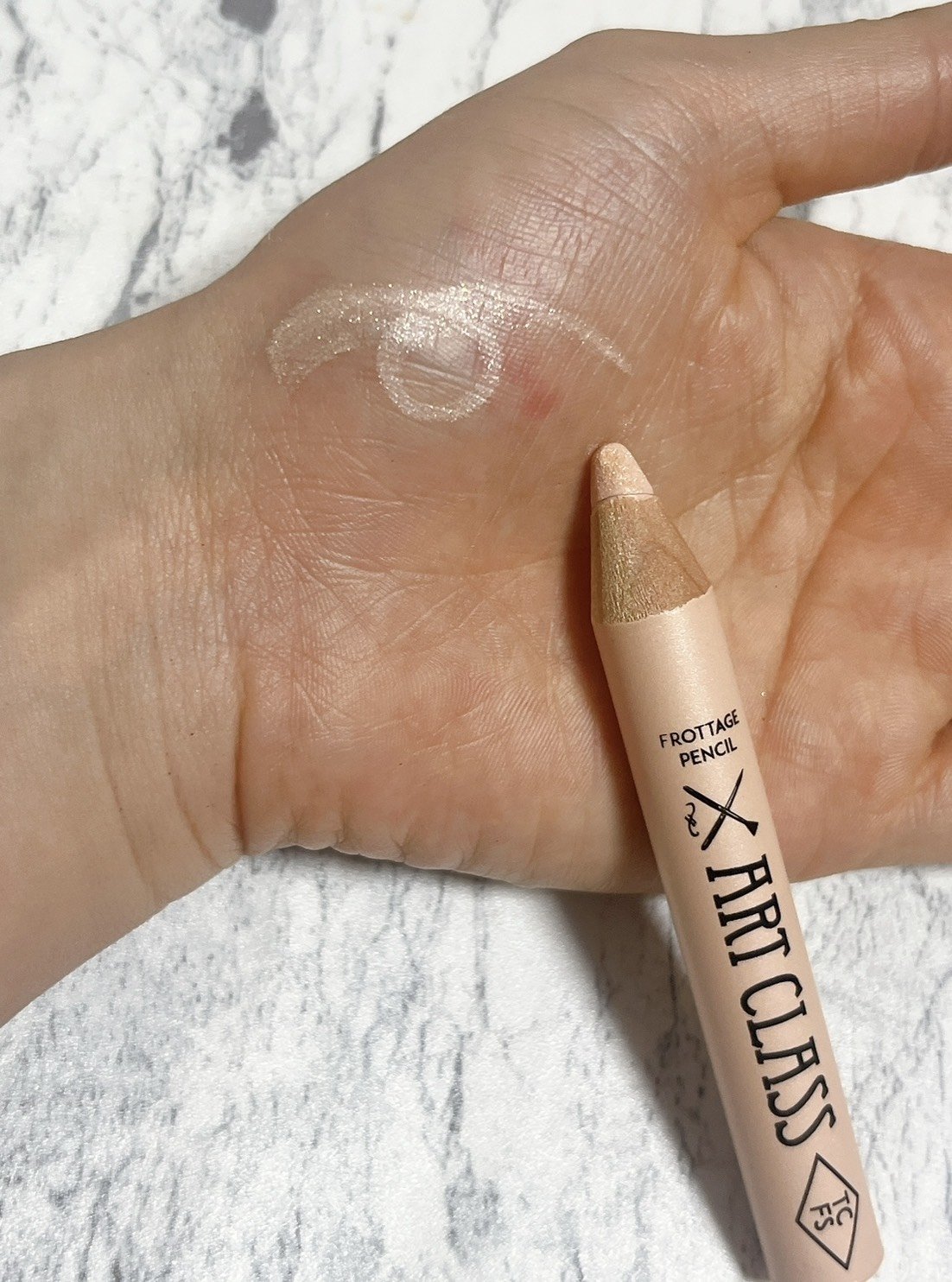 アートクラス フロッタージュペンシル #11 Dew Beige(デューベージュ)/too cool for school/スティックアイシャドウを使ったクチコミ（2枚目）