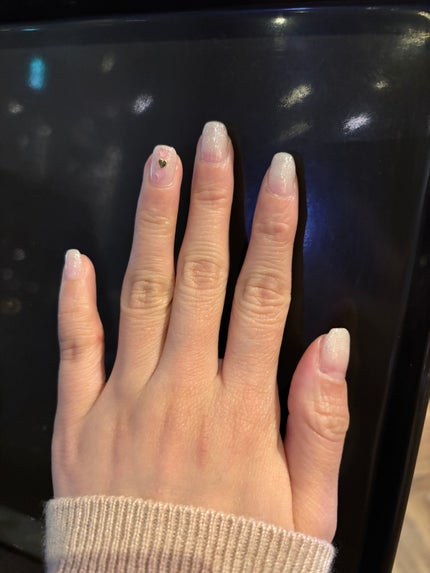 なしか フォロバ100🩵 on LIPS 「雪っぽい白のカラグラネイルにしました💕ハートのパーツも気に入っ..」(2枚目)